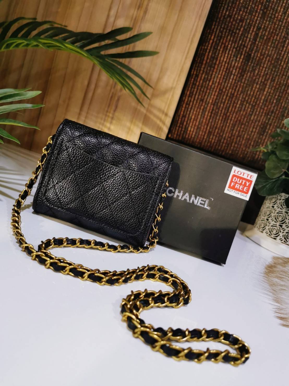 CHANEL BLACK CAVIAR BAG VIP GIFT WITH PURCHAS-GWP พรีเมี่ยมกิ้ฟ Chanel Lotte Duty Free! รุ่นยอดนิยมไอเท็มฮิตวัสดุหนังคาเวียร์สวยคลาสสิคเปิดปิดด้วยฝาปิดกระดุมด้านหน้ามีโลโก้แบรนด์อะไหล่ทองสวยหรูดูดีมาพร้อมสายโซ่ทองร้อยหนังจะสะพายไหล่ หรือ Crossbody ก็ดูดี 