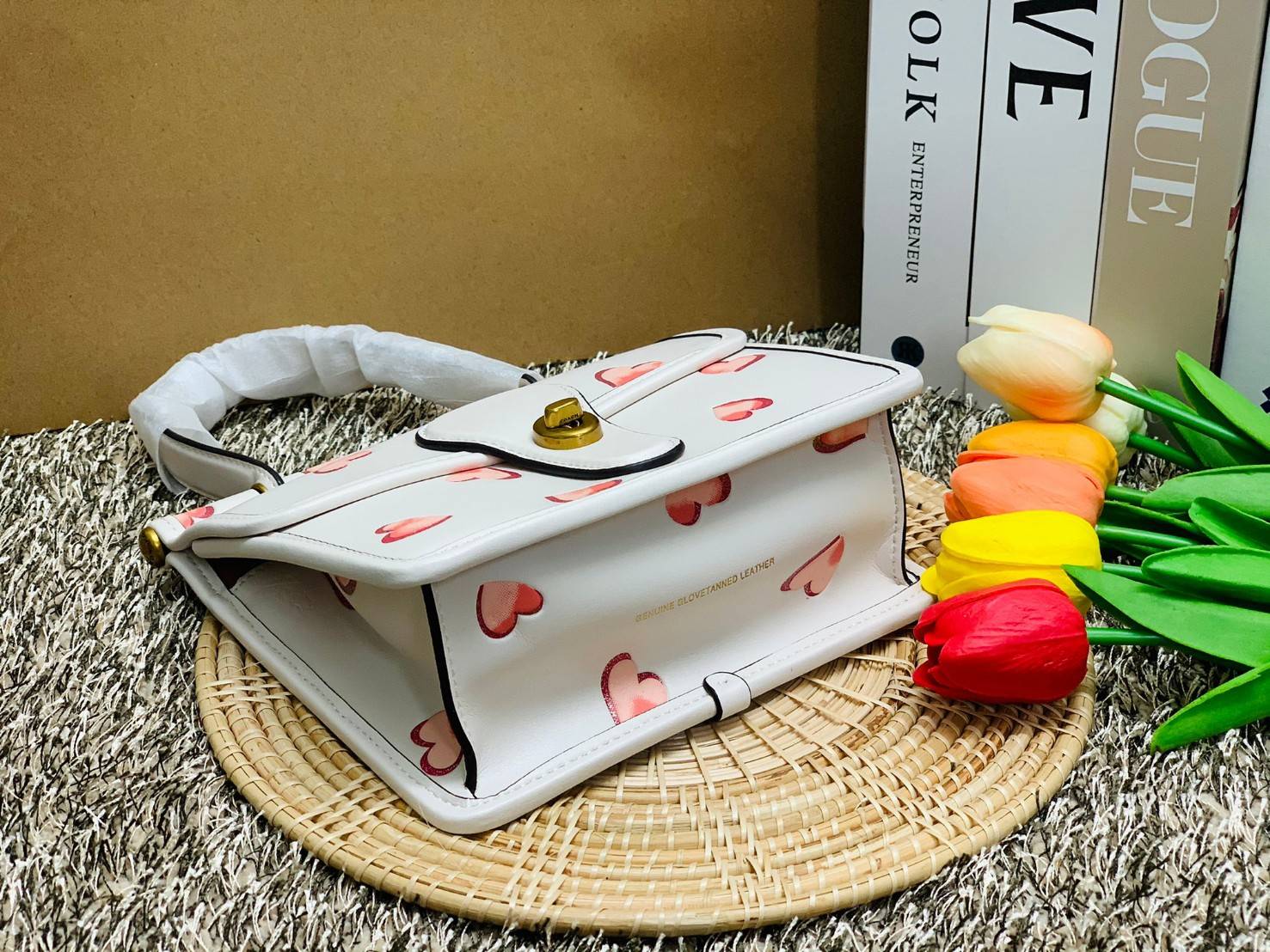 COACH LIMITED EDITION WILLIS TOP HANDLE 18 WITH HEART PRINT ((c3919)) พร้อมส่งที่ไทย ได้ไปหลงรักแน่นอนค่ะ! กระเป๋าหิ้วหรือสะพายข้าง หนังแท้นิ่มสวยงาม ❤️จุดเด่นคือตัวกระเป๋าปริ้นลายหัวใจทั้งใบ ดูหวานน่ารักมากๆค่ะ เปิดปิดกระเป๋าแบบหมุนล็อค ภายในมีช่อ