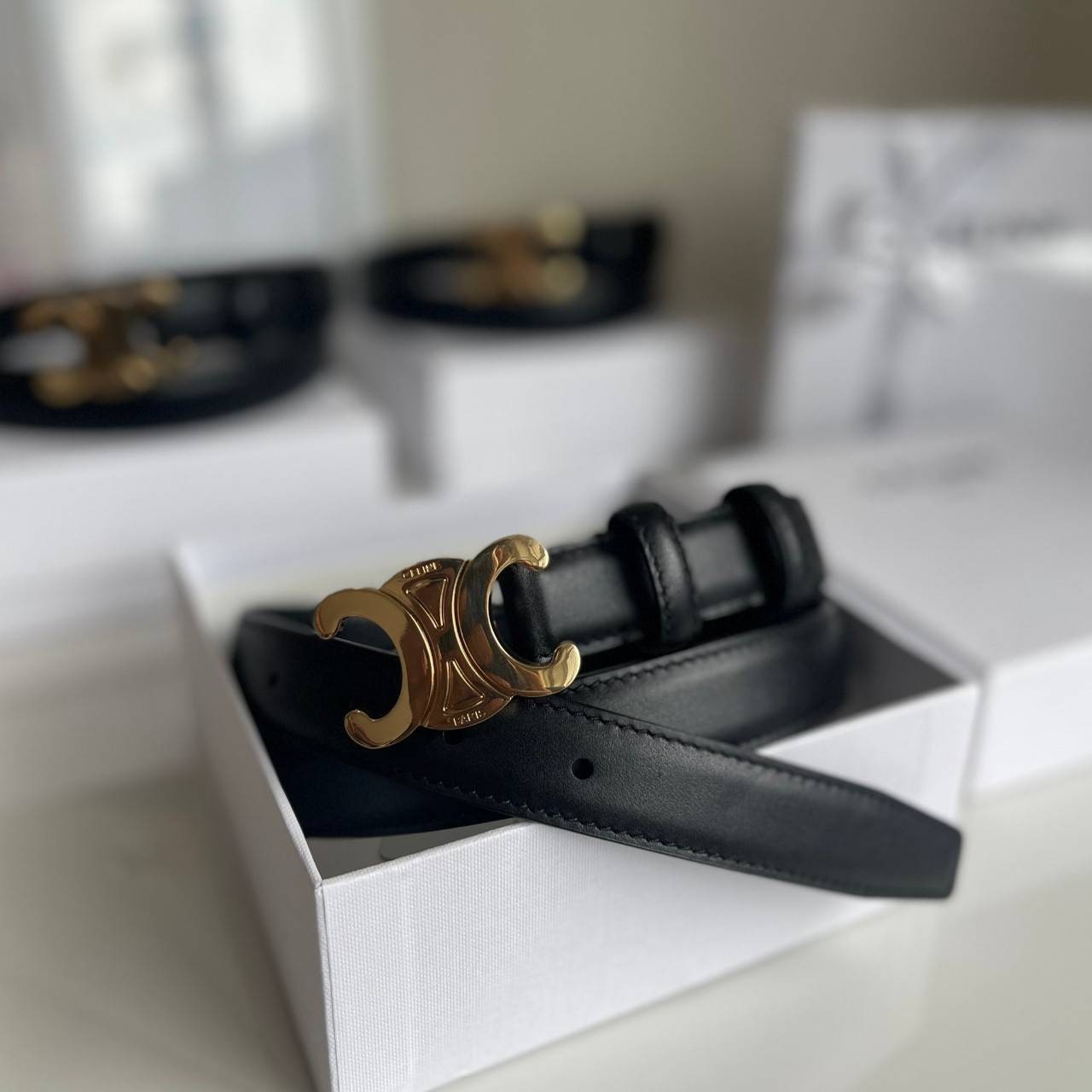 หนังแท้ CELINE BELT LOGO 25MM / Celine Vintage Logo Leather Belt ออริจินอลเกรด 1:1 หนังแท้ หัวเข็มขัดโลโก้แบรนด์แบบ 3D Vintage สีทอง ปั้มโลโก้คมชัดคล้ายของจริง สายปรับระดับได้ในดีไซน์เรียบหรูเข้ากับทุกลุ๊คใช้ได้ทั้งชายหญิง สินค้ามาพร้อม Original Package ม