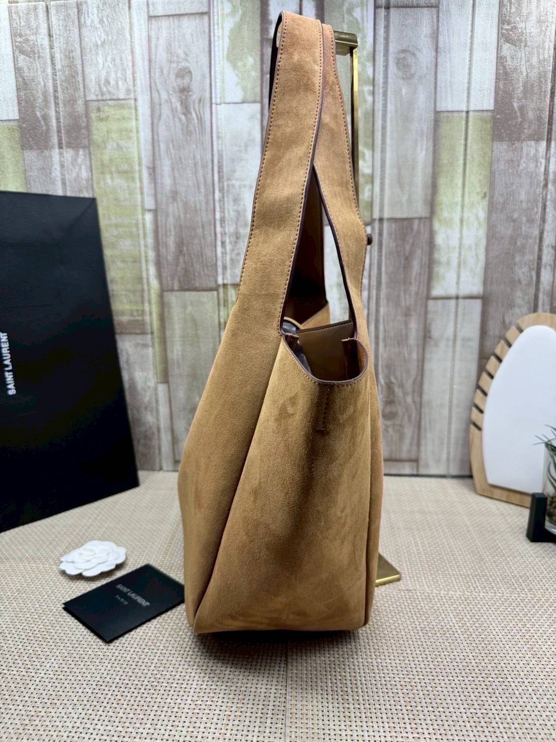 ORI หนังแท้ | YSL Le 5 À 7 Bea suede tote bag / YSL Hobo bag brown suede bag กระเป๋าทรงโท้ทงานหนังกลับ สวยเด่นเป็นเอกลักษณ์ ดีไซน์เรียบแต่มาก สวยดูแพง ภายในโล่งกว้าง จุของได้เยอะ