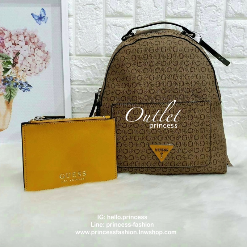 GUESS WOMAN'S BACKPACK กระเป๋าสะพายเป้หนังสวยขนาดกำลังดี สกีนโลโก้รอบใบ น้ำหนักเบา ด้านหน้าประดับโลโก้แบรนด์สามเหลี่ยมโดดเด่น มีลูกเล่นที่ช่องด้านหน้าสามารถถอดออกถือเป็นครัชได้นะคะ ตัวกระเป๋าเปิดปิดด้วยซิปเป็นหลัก ภายในกว้าง บุด้วยผ้าสกีนลายโลโก้แบรน