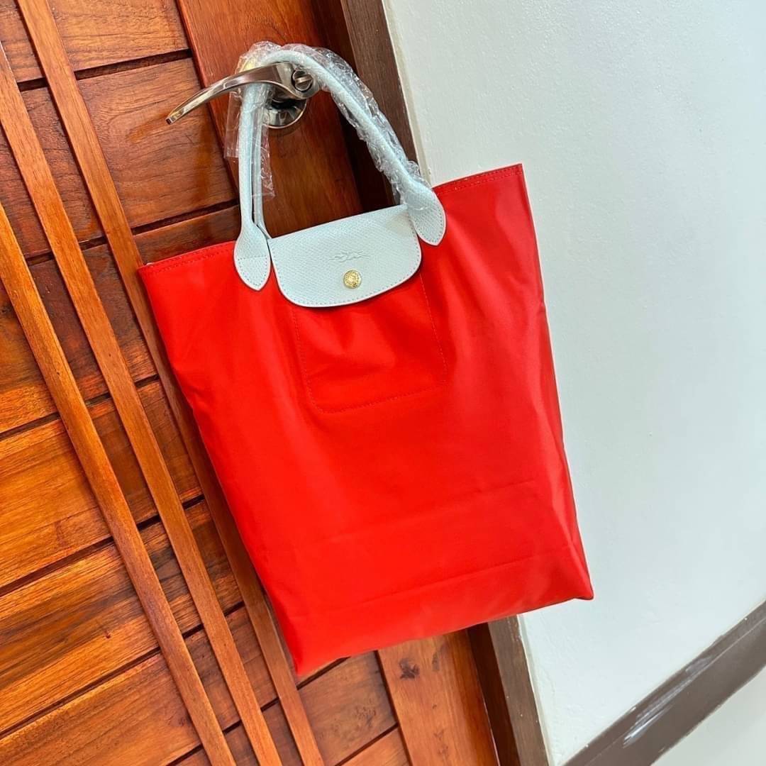 LONGCHAMP LE PLIAGE RE-PLAY TOP HANDLE BAG สินค้ารุ่นลิมิเต็ด collection สุดปัง ซื้อใบเดียวเหมือนได้2 ใบ กระเป๋าสะพายแนวตั้งที่กว้างขวาง มีเอกลักษณ์เฉพาะตัวแต่มีดีไซน์ที่น่าดึงดูด