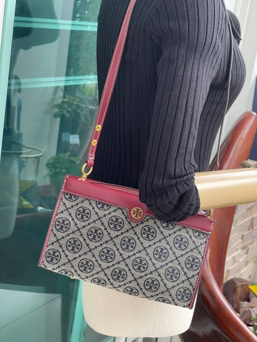 Tory burch t monogram jacquard mini pouchette ปังไม่หยุดกับลวดลาย T Monogram ที่มารังสรรค์ลงบนไอเท็มต่างๆ ในคอลเล็กชั่นต่างๆ สำหรับในรุ่นนี้มาในทรง mini pouchette ที่ได้ดีไซน์น่ารักๆแบบลุคช์ไฮโซ ที่สามารถปรับสายสั้นยาวได้ด้วยกระดุมสแน็ป ต่างออกไปกับคอลเลค