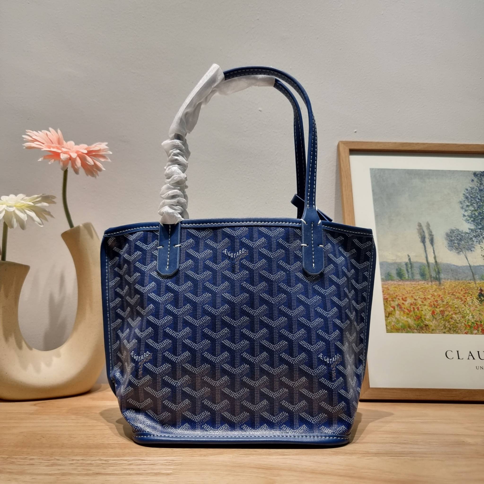GOYARD MINI ANJOU REVERSIBLE TOTE ฮอตไอเท็ม กับกระเป๋าสะพายทรงโท้ท ไซส์มินิ กะทัดรัดมาก มาครบสีขายดี เลิศทุกสี รูปทรงคลาสสิค ดีไซน์เป็นเอกลักษณ์ ใช้งานได้หลากหลาย สามารถกลับด้านใช้ได้แบบไม่มีเบื่อ