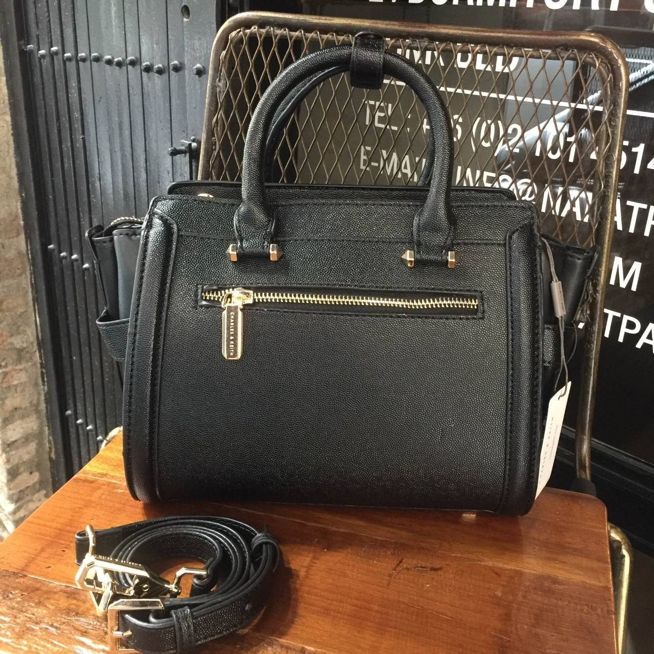 Charles&keith Structured Trapeze Detail Bag สำหรับคอลเลคชั่นใหม่ 2018 เพิ่มสีสวยๆโดนใจให้คุณได้เลือก ตัวกระเป๋าวัสดุหนัง PU อยู่ทรงน่าใช้ ภายในช่องใหญ่จุของได้เยอะม๊วกกก ช่องซิปเล็กด้านใน และช่องเก็บของจุกจิก เปิด-ปิดด้วยซิปรูดลื่นใช้งานคล่องตัว สายสะพายถ