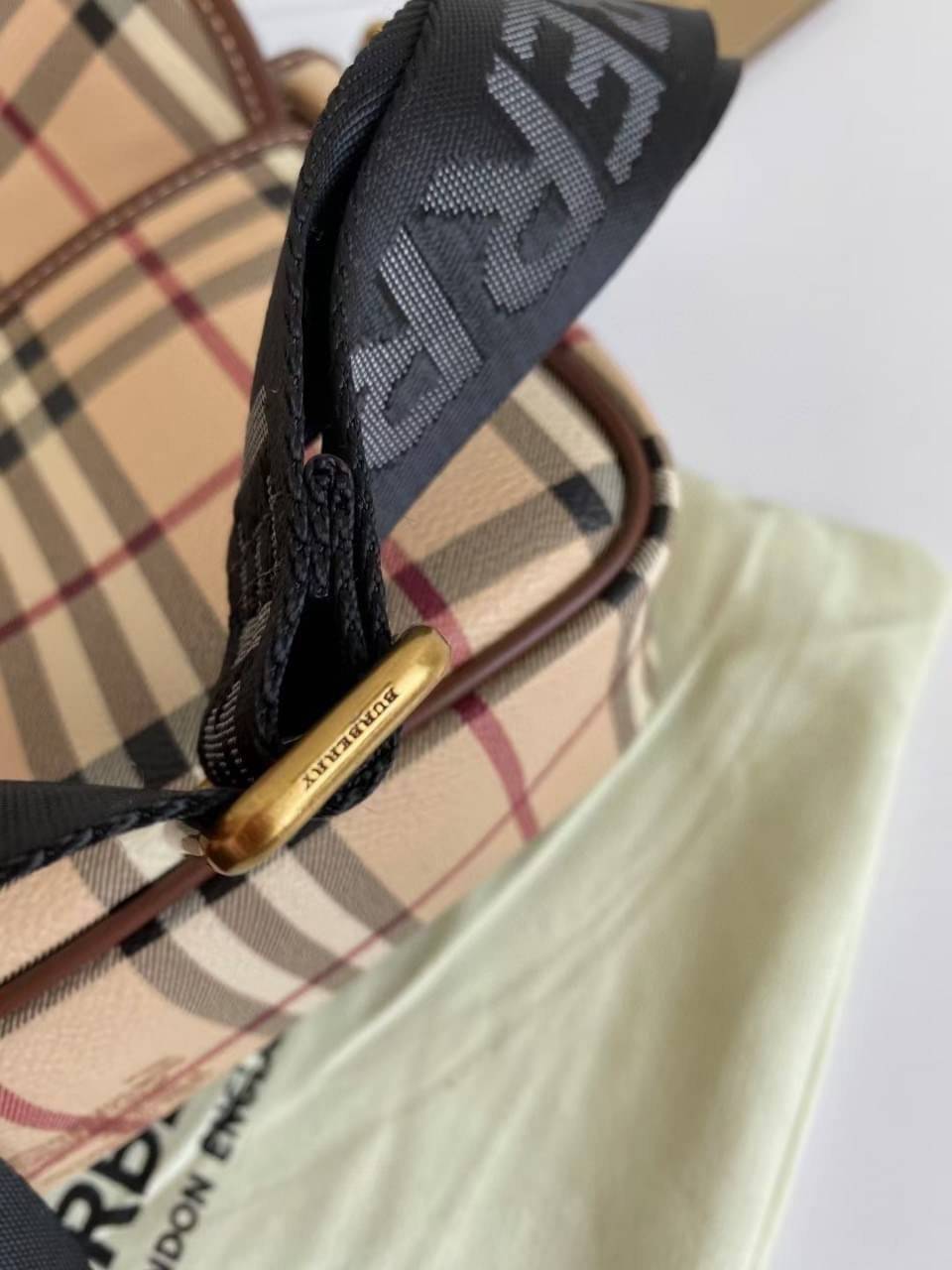 BURBERRY MESSENGER VINTAGE BAG VIP GIFT WITH PURCHASE (GWP) พรีเมี่ยมกิ๊ฟ Limited Edition จาก BURBERRY วัสดุหนังทั้งใบลายวินเทจ ตกแต่งคาดเข็มขัดด้านหน้า เปิดปิดด้วยกระดุมแม่เหล็ก ภายในมีช่องใส่ของโล่งกว้าง สามารถใส่มือถือ ipad mini ของจุกจิกได้ อะไหล่แบรน