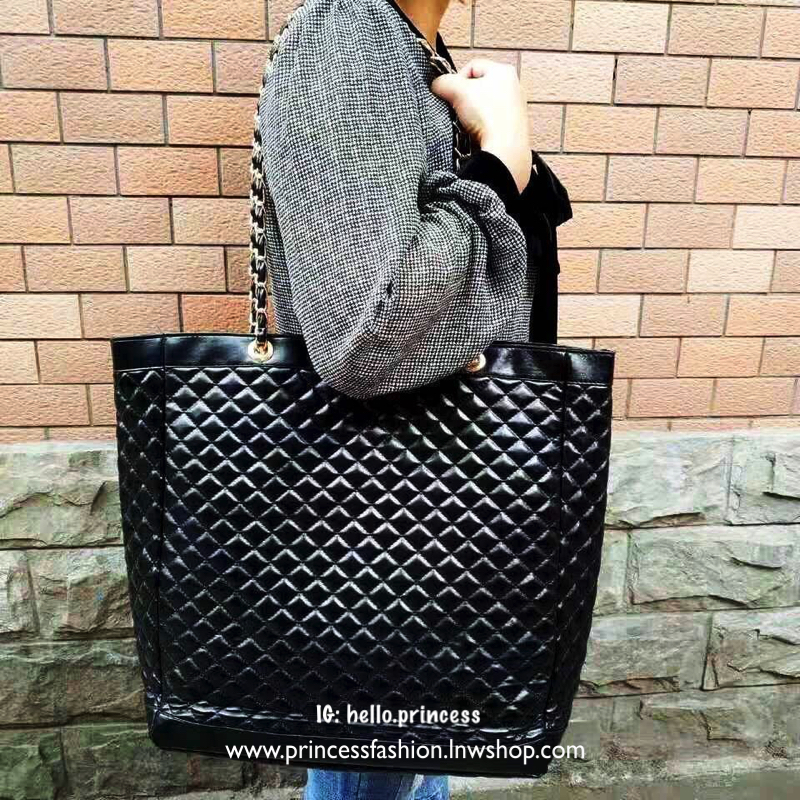 New Arrival! Chanel GWP Large Tote Bag With Chain กระเป๋าสะพายใบใหญ่ทรง Tote VIP Gift With Purchase รุ่น Limited Edition พรีเมี่ยมกิ้ฟของแท้รุ่นใหม่ล่าสุดจาก Chanel Cosmetic Counter วัสดุหนังนิ่มเรียบลายตารางอยู่ทรงสวยด้านหน้าปักโลโก้แบรนด์ เปิดปิดด้วยกระ
