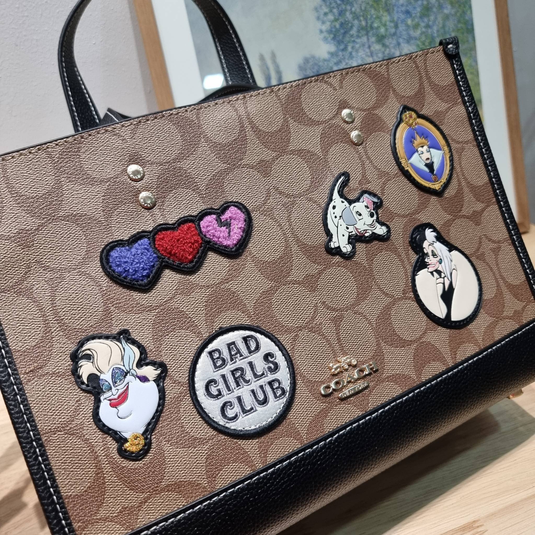 Coach Disney X Coach Dempsey Carryall In Signature Canvas With Patches CC873 คอลเลคชั่นใหม่ กับเหล่ายัยตัวร้าย ที่ไม่มีใครไม่รู้จัก!! กับกระเป๋าทรงโท้ท ไซส์ใหญ่ที่สามารถจุของได้แบบไม่ต้องกังวล ฟังก์ชั่นการใช้งานสะดวกที่สุด ดีไซน์ลวดลายแพทช์โดดเด่น มีทั้งส