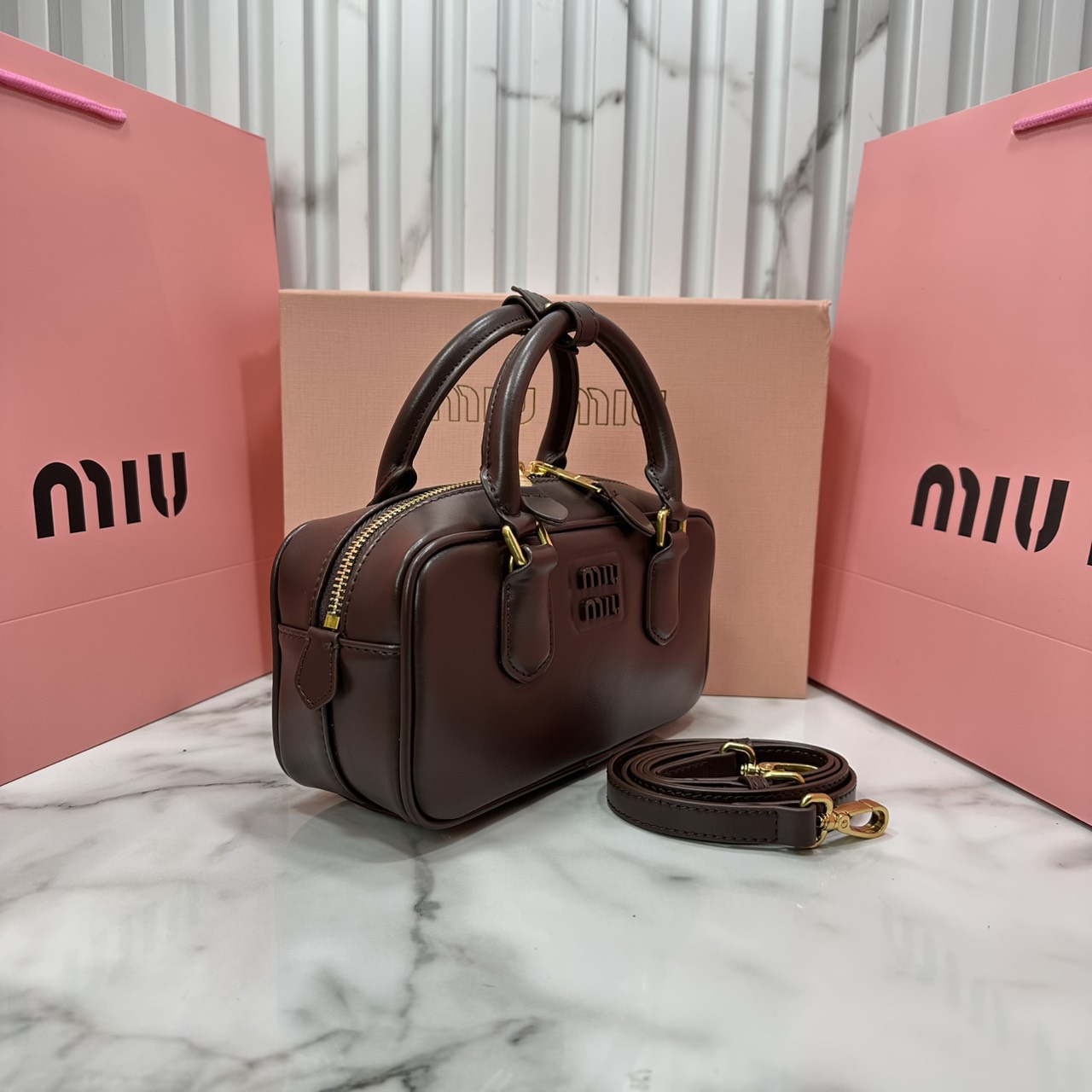ORI หนังแท้ | MIU MIU Arcadie leather mini-bag Mini 20cm กระเป๋าสะพายทรงโฮโบลุคลูกคุณหรูหรา ไซส์มินิน่ารักๆเก๋ๆ สวยดูแพง หูจับในตัวง่ายและสะดวกพกพา