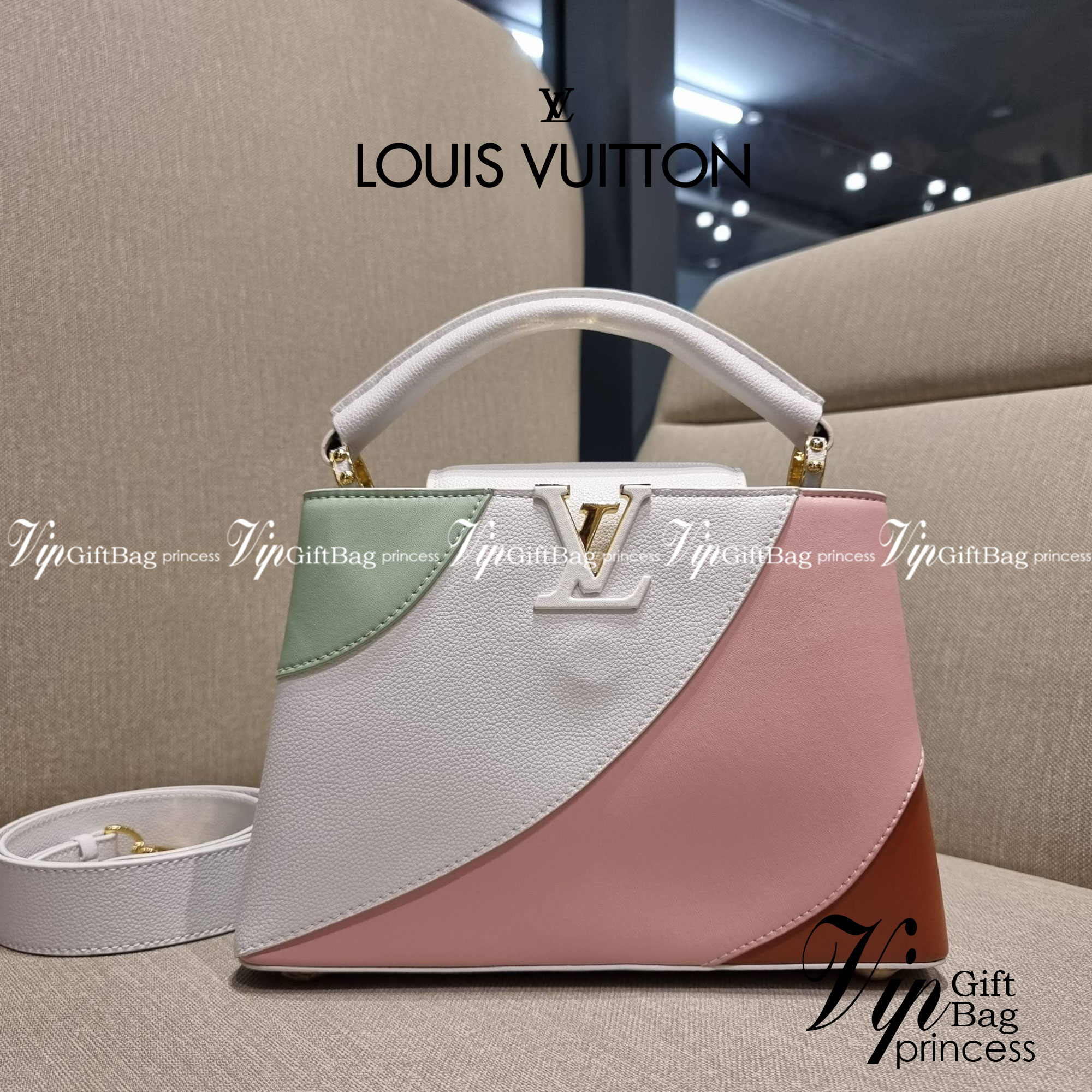 LV capucines top handle ที่สุดของความสวยในราคาเบาๆ กระเป๋าถือสุดหรู ดีไซน์ทรงคลาสสิค พร้อมลวดลายหรูหรา มาพร้อมหูจับในตัว ด้วยรูปทรงวินเทจและวัสดุหนังแท้ ขับผิว ทำให้ไอเท็มนี้สะกดทุกสายตาจริงๆ และยังมีลูกเล่นที่ฝาปิดกระเป๋า ที่สามารถปิด หรือสอดด้านใน ก็เห็