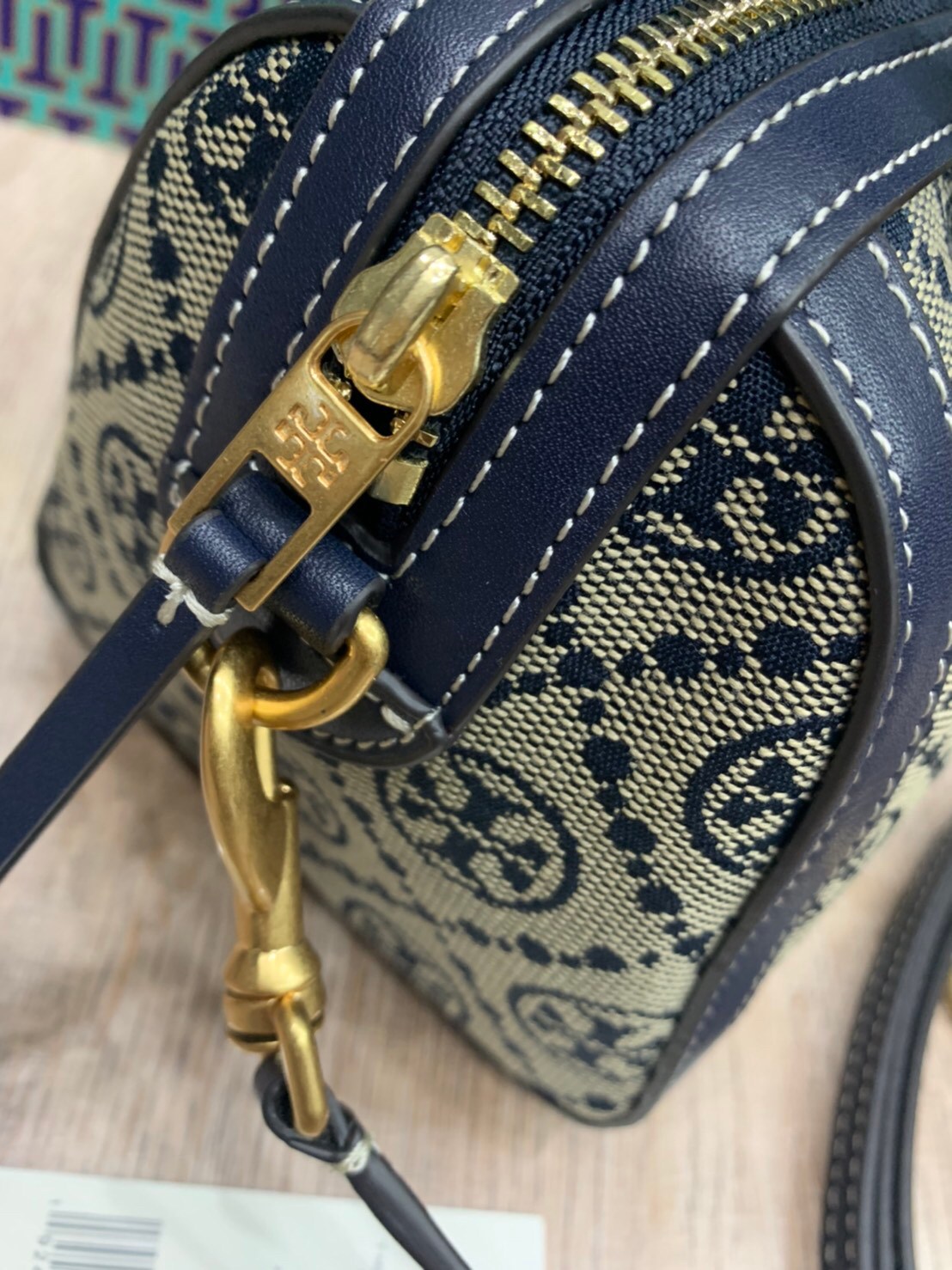 mini TORY BURCH FACTORY MONOGRAM JACQUARD BOSTON BAG กระเป๋าทรงหมอนรุ่นใหม่ล่าสุดจาก TORY BURCH FACTORY วัสดุ Woven Jacquard & Leather ในลาย Jacquard จะถือหรือสะพายก็สวยหรู ทรง Boston อะไหล่ทอง