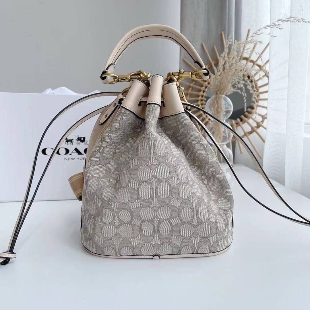 COACH FIELD BUCKET BAG IN SIGNATURE JACQUARD C3853 กระเป๋าสะพายทรงบัคเก็ต รุ่นใหม่ล่าสุด ดีไซน์ลายซิกเนเจอร์บนผ้า jacquard สวยคม เป็นเอกลักษณ์ไม่ซ้ำใคร มาพร้อมสายสะพายผ้าสปอร์ต และสายสั้นสำหรับคล้องแขนได้ สามารถรูดปิดปากกระเป๋าด้วยหนังรอบใบ เพิ่มดีเทลให้ต