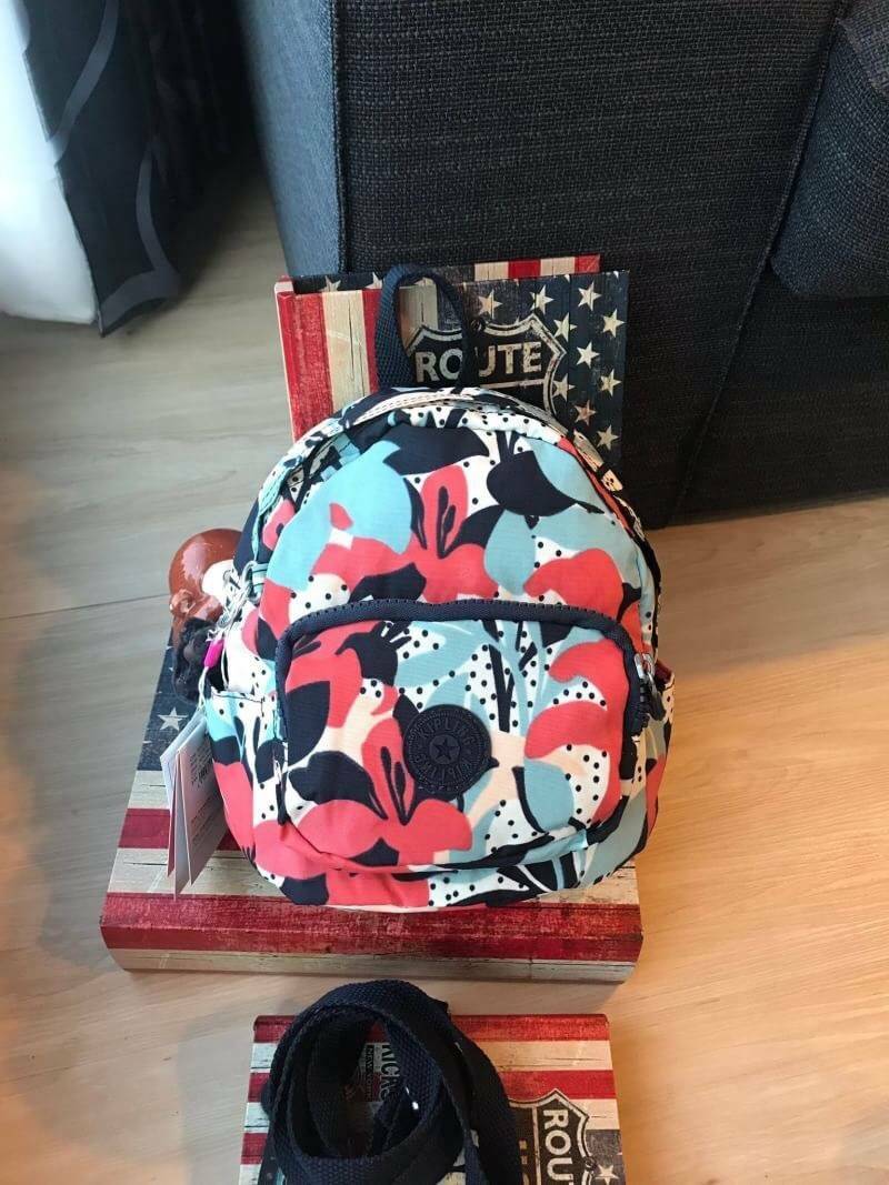 Kipling MINI BACKPACK Small backpack กระเป๋าเป้มินิ ส วัสดุไนล่อน กันน้ำได้ รูปทรงสวย ขนาดกะทัดรัด น้ำหนักเบา สีสันสดใส มาพร้อมสายถอดออกได้ สามารถ เลื่อนปรับสายสะพายได้ 2 แบบสะพายไหล่ , แบบเป้สะพายหลัง ด้านหน้ามีช่องซิป 1 ช่อง ช่องหลักด้านกว้างมีช่องซิป แ