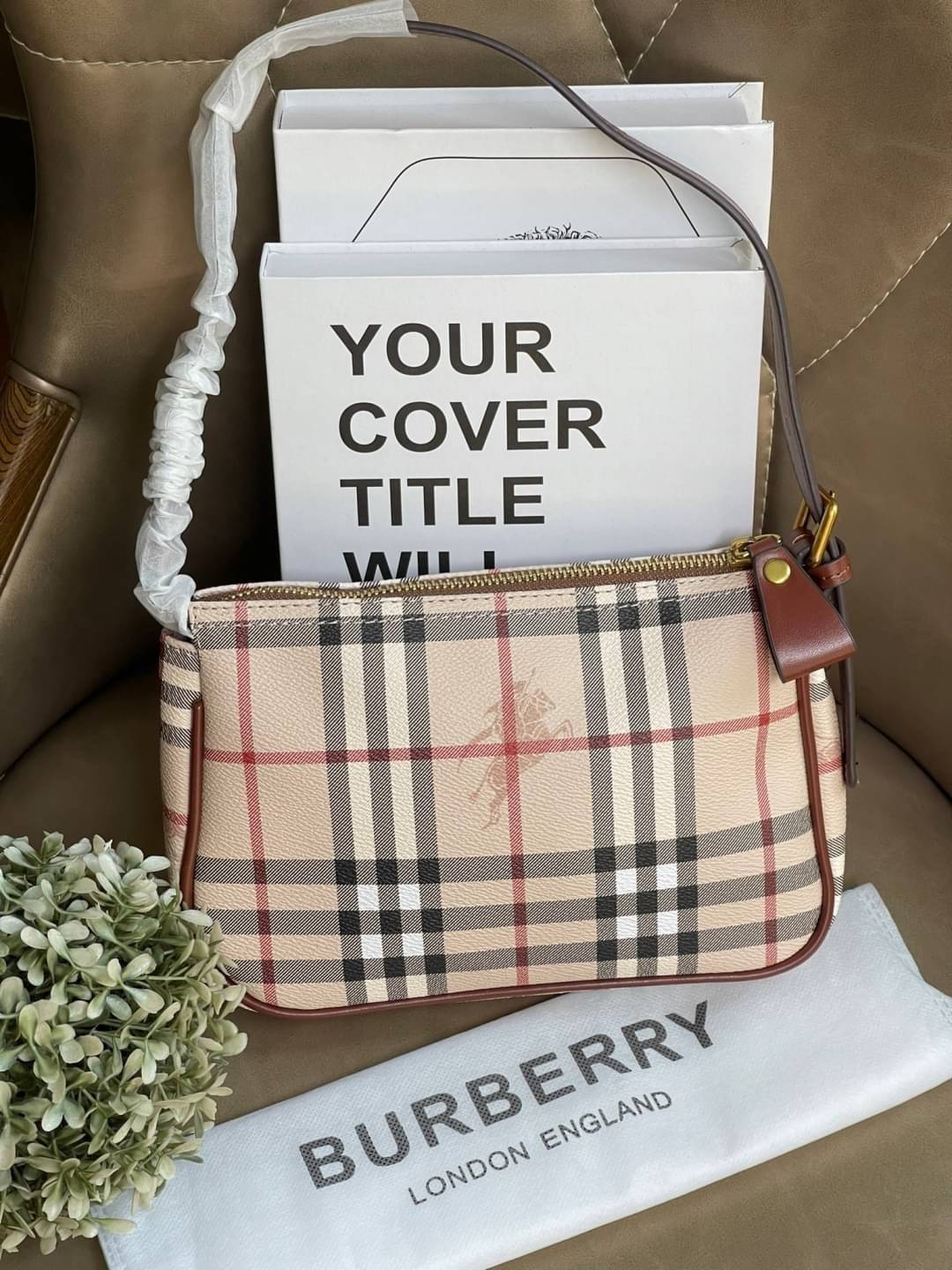 VIP 】Burberry Nova Check Small Shoulder Bag กระเป๋าสะพายไหล่ Vintage Check ที่ถือว่าเป็นสัญลักษณ์อันเก่าแก่ของแบรนด์ ภายในเป็นช่องโล่งกว้าง และมีคุณสมบัติการใช้งานที่ครบครัน อีกทั้งยังเปิด-ปิดง่ายด้วยซิปเดียว มีอะไหล่โลหะสีทองที่ช่วยให้กระเป๋าดูหรูหรามากย
