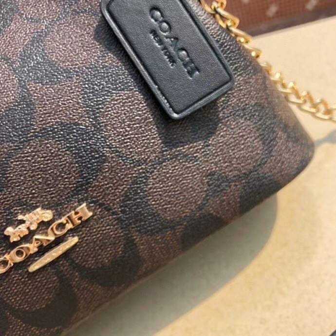 NORA KISSLOCK CROSSBODY (COACH C1451) ครอสบอดี้รุ่นนี้ น่ารักมากค่ะ ขนาดกำลังน่ารักเลยค่ะ ลูกคุณมากๆ ไม่เล็กและไม่ใหญ่มากเกินไป รุ่นนี้สามารถถอดสายสะพายได้ค่ะ ใส่ไอโพนตระกูลพลัสได้ ใส่กระเป๋าสตางค์ใบเล็กได้สบายๆเลยค่ะ