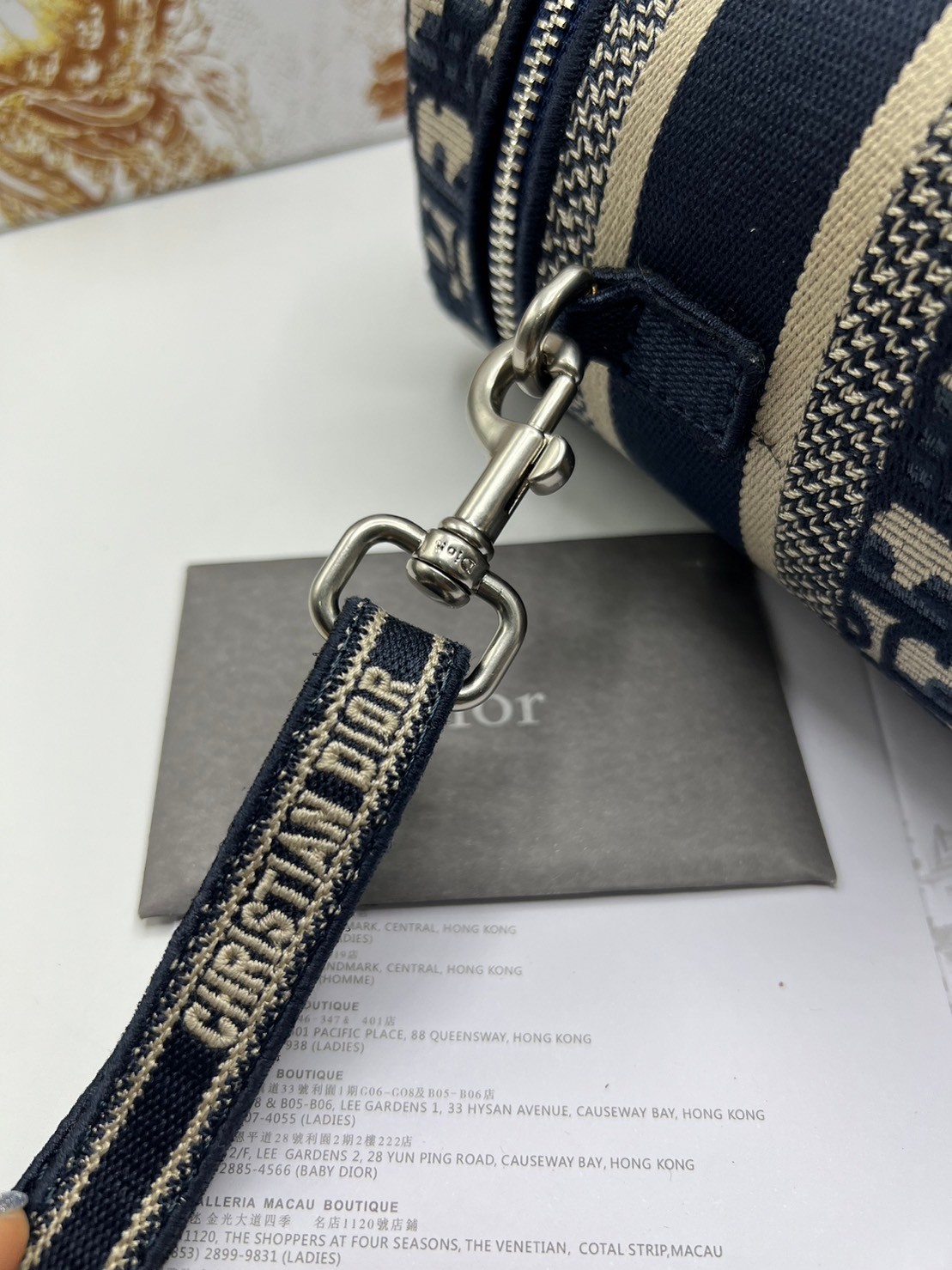 18cm Small DiorTravel Vanity Case กระเป๋าใส่เครื่องสำอาง มาพร้อมกับลวดลาย Oblique ปักอย่างประณีตและประดับด้วยสัญลักษณ์ Christian Dior Paris มาพร้อมสายสะพายและหูจับในตัว ปรับเปลี่ยนใช้งานได้ตามสไตล์