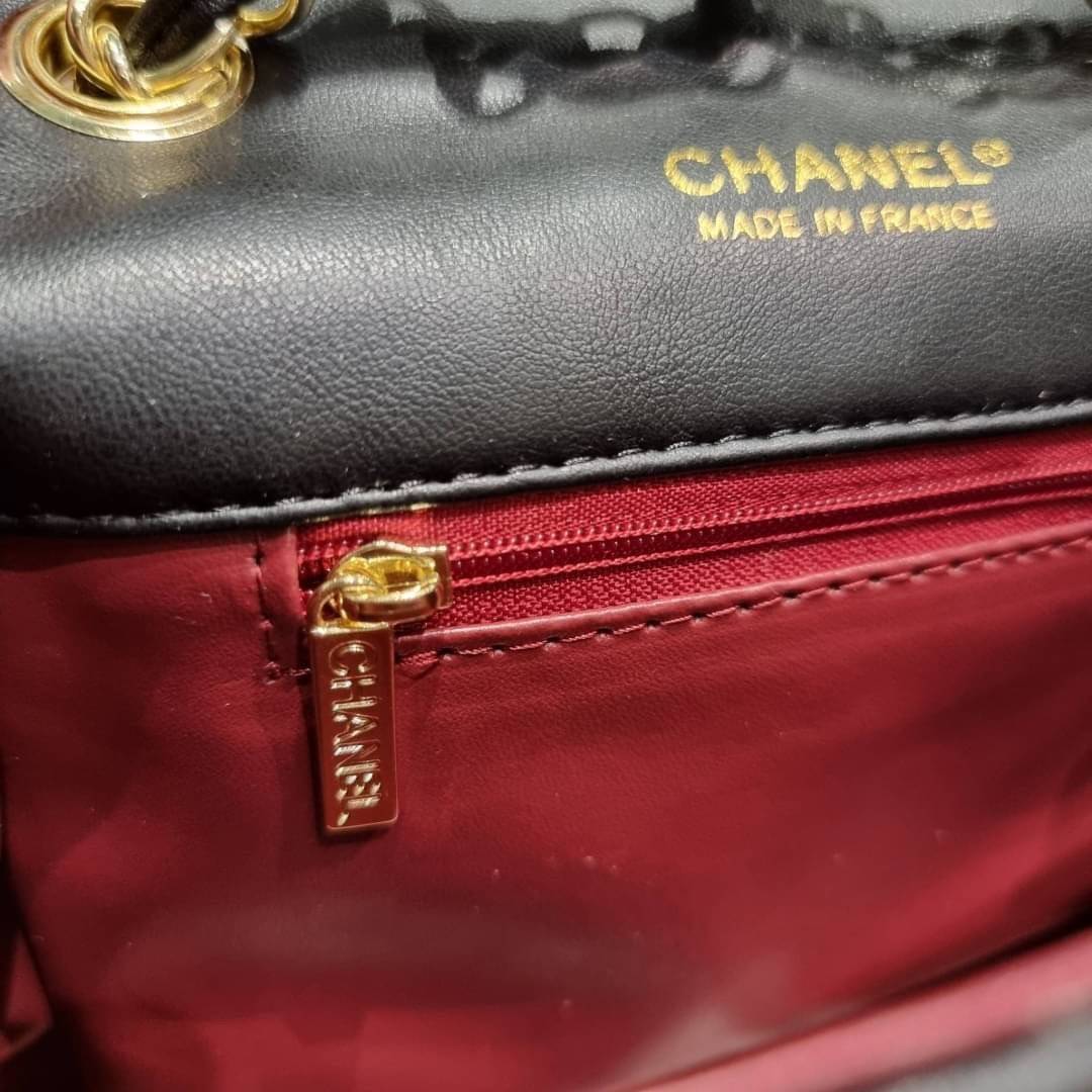 VIP 🥂 เซ็ทคือที่สุดของความคุ้ม EXCLUSIVE MIX ITEM!! CHANEL GIFT BOX SET กลับมาอีกครั้งกับไอเท็มสุดหรูชวนให้สะสม สุดยอดของรุ่นยอดฮิตพร้อมเสิร์ฟครบชุด สุดคุ้ม มาพร้อมกระเป๋าสะพายถึง 2 ใบ คอลเลคชั่นของมันต้องมี ทั้งตัวคลาสสิคและ vanity และสุดยอดของหา