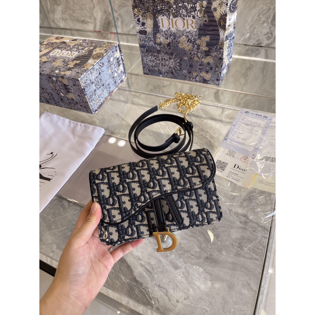 DIOR Small Saddle Pouch Belt with Chain กระเป๋าทรงพอช พร้อมสายสะพายหนังและสายโซ่ ปรับใช้งานได้ทั้งคาดอก/คาดเอว/หรือสะพายไหล่ได้ สายถอดได้ ถือเป็นพอชเก๋ๆ