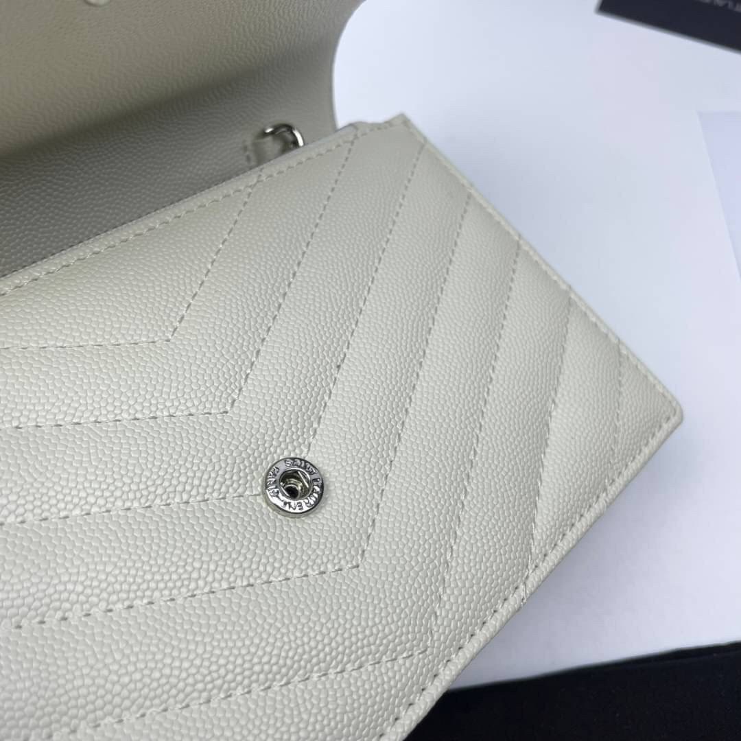 หนังแท้ YSL Yves Saint Laurent Envelope WOC 7.5” รุ่นฮอตปรอทแตก ทรงฐานตั้งได้ เป็นการดีไซน์กึ่งกระเป๋าสตางค์ ที่มาพร้อมสายสะพายยาว (เป็นสายโซ่ที่ต่อกับหนัง) สายถอดได้ (ปรับระดับไม่ได้) ถือเป็นคลัชก็สวยมากเลยค่ะ เป็นอีกหนึ่งรุ่นที่ให้ความรู้สึกเรียบแต่โก้ห