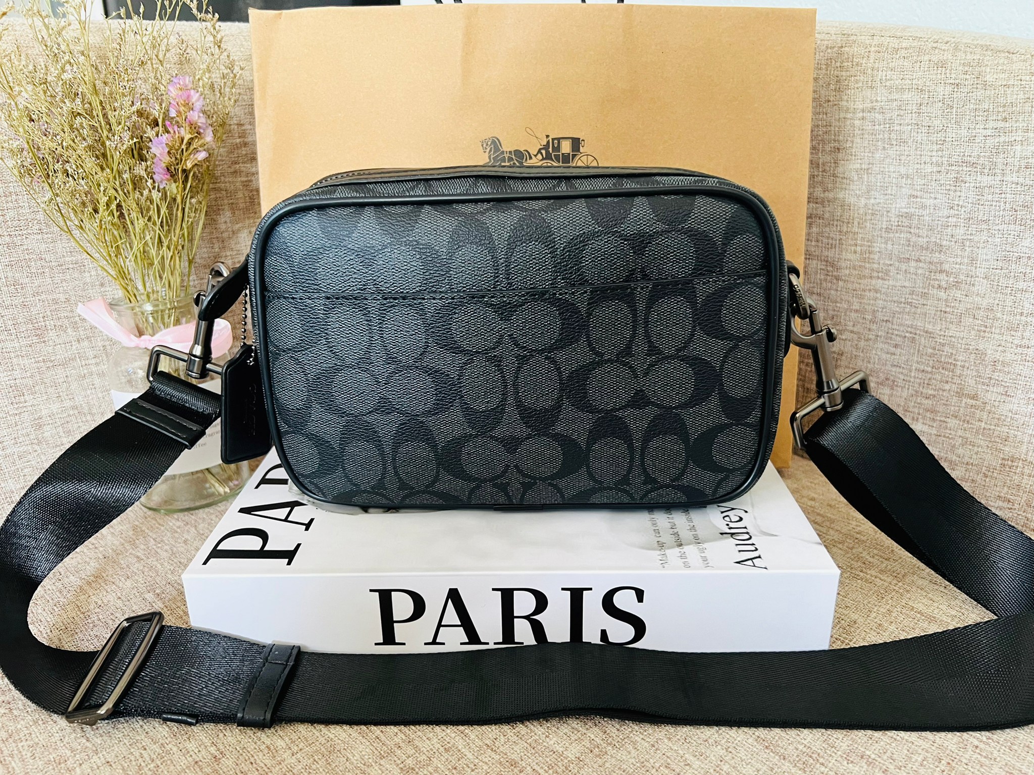 COACH GRAHAM CROSSBODY IN SIGNATURE CANVAS F50715 ผ้าใบเคลือบซิกเนเจอร์พร้อมรายละเอียดหนังลูกวัวที่ผ่านการกลั่น| ภายในกระเป๋ามัลติฟังก์ชั่น| ปิดซิป ซับในผ้า| ด้านนอกมีซิปและกระเป๋าสลิป| สายสะพายถอดได้ 53" สำหรับสะพายไหล่หรือ crossbody