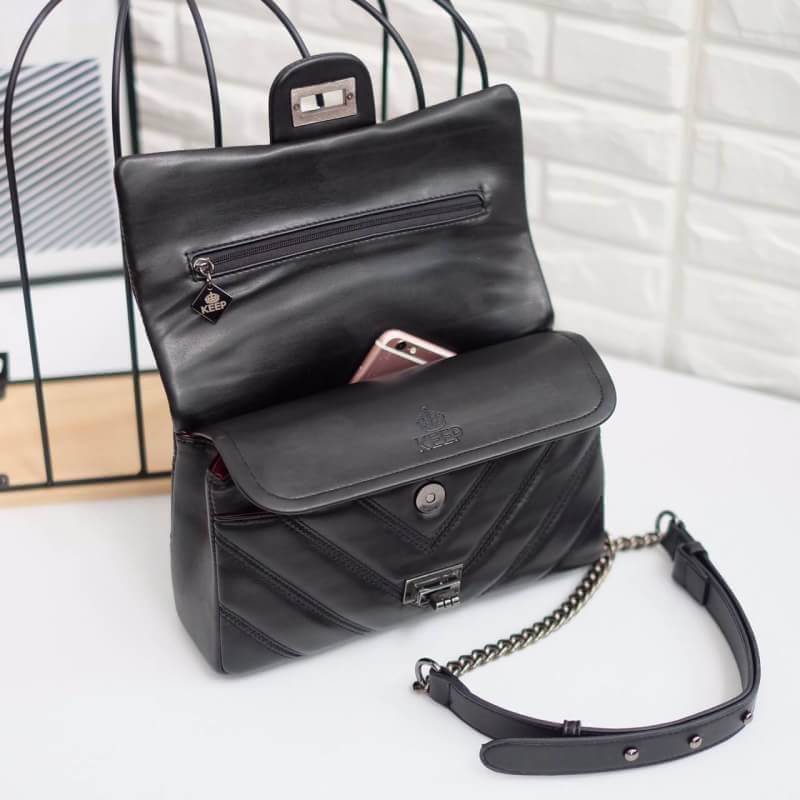 Best seller สินค้าขายดีมาก !! KEEP รุ่น coco chain handbag กระเป๋าทรงหรู หังแกะสังเคราะห์ นิ่ม ฟู ตึงสวย อยู่ทรง ตามแบบฉบับของแบรนด์เลยค่ะ ใบนี้ มีหูถือได้ ด้านในสีแดงสวย มีช่องแบ่งเก็บของหลายช่อง ด้านหลังมีช่องพิเศษสามารถใส่มือถือได้ค่ะ สายปรับ สั้น ยาวไ