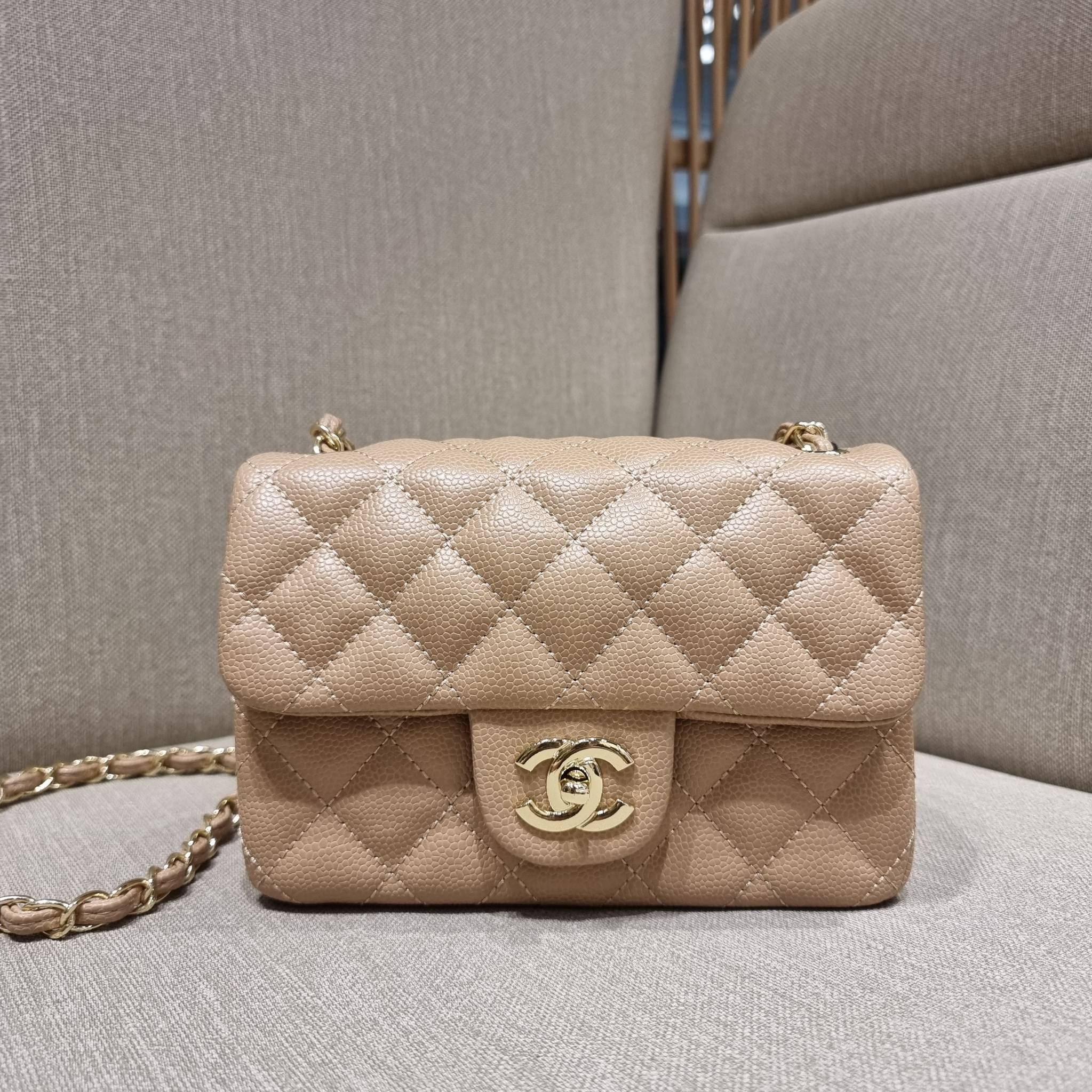 VIP 】3สี คัมแบคทูสต็อค!! จัดมาแน่นๆ พร้อมสีรับความเฮง!! พรีเมี่ยมจากแบรนด์ Chanel vip สุดพิเศษจากเคาน์เตอร์ กระเป๋าสะพาย หนังสังเคราะห์ลายคาร์เวีย หรูหราทั้งอะไหล่เงินและอะไหล่ทอง สะพายแล้วขับผิวมากๆใบนี้ เปิด-ปิดกระเป๋าด้วยตัวบิดล็อค ภายในกระเป๋าบุหนังสี