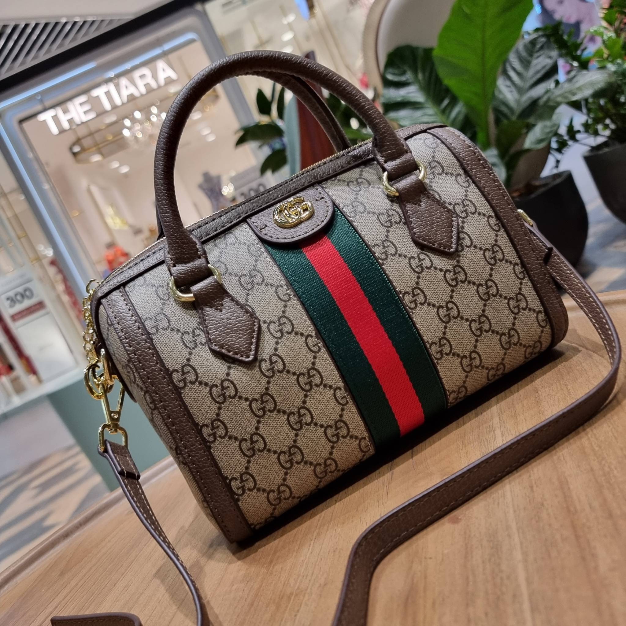 VIP 】GC CLASSIC DUFFLE BAG VIP GIFT กระเป๋าถือทรงหมอนสวยคลาสสิค สินค้าพิเศษจากเคาน์เตอร์ duty free แถมฟรี!! โบว์ผ้าลายแบรนด์ สำหรับตกแต่งหูกระเป๋า ผูกเป็นโบว์ หรือพันถนอมหูกระเป๋าก็ดูหรูมาก วัสดุหนังแคนวาส ดีไซน์แถบคาดโดดเด่น สวย หรู ใบจริงสวยมาก! เปิด-ปิ