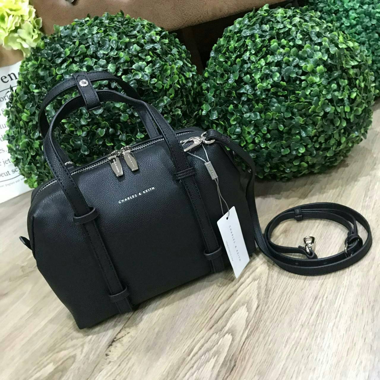 CHARLES & KEITH BOWLING BAG กระเป๋าถือหรือสะพายทรง Bowling วัสดุหนังแกะสังเคราะห์สวยอยู่ทรงขนาดกำลังดี น้ำหนักเบา หูจับถนัดมือ เปิดปิดด้วยซิปคู่สะดวกใช้ ภายในโล่งกว้าง มี1ช่องซิป พร้อมสายสะพายยาวถอดได้ปรับระดับได้ ภาพถ่ายจากสินค้าจริง ดีไซน์คลาสสิคสวยน่าใ
