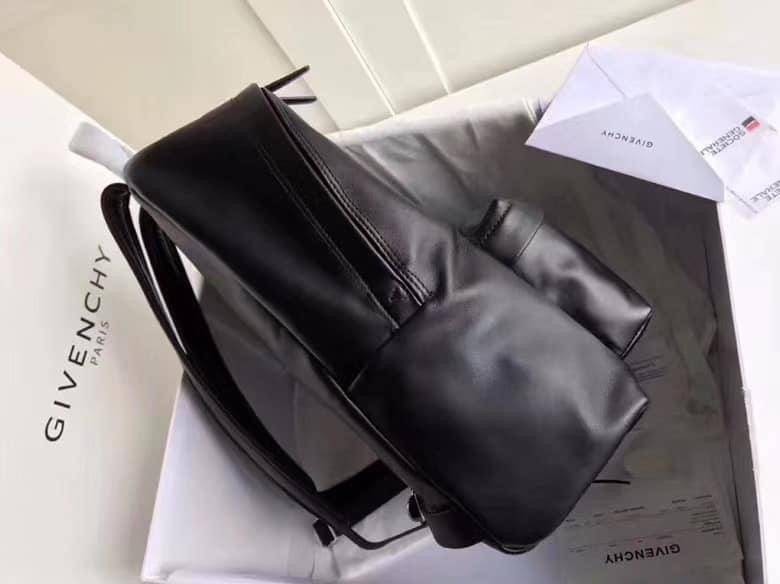 หนังแท้ GIVENCHY PARIS IN LEATHER BACKPACK พร้อมส่งที่ไทย งานเกรดออริจินอล ใช้งานต่างประเทศได้ กระเป๋าเป้ กระเป๋าสะพายหลังใบใหญ่ จุของได้เยอะ สีดำล้วนคลาสสิกมากๆค่ะ หนังแท้คุณภาพดียิ่งใช้หนังยิ่งสวย ใช้ได้ทั้งหญิง/ชาย ใบนี้คุ้มค่าราคามากๆ ทั้งดีไซน์และฟัง