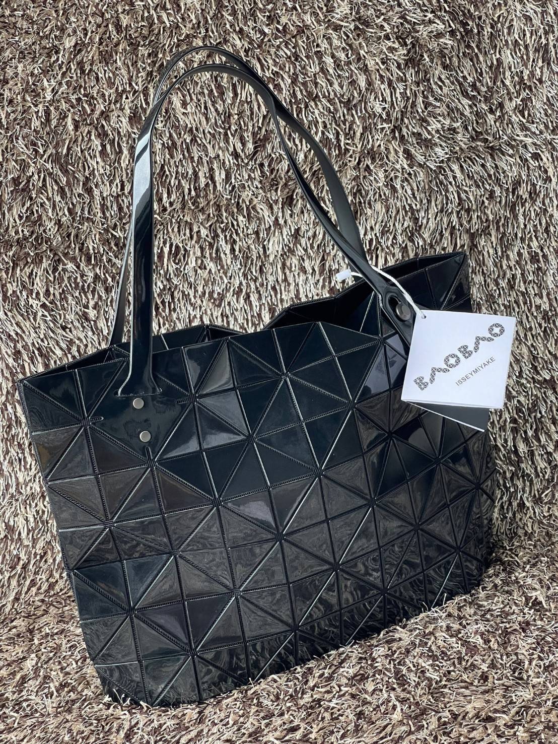 Bao Bao Issey Miyake ROCK MATTE ซีรีส์นี้จะเป็นทรงสี่เหลี่ยมผืนผ้า มีซิปปิดด้านบน ถือเป็นรุ่นที่เหมาะกับการใช้งานในชีวิตประจำวัน สามารถพับมุมและบริเวณด้านล่างของกระเป๋าเพื่อเพิ่มความสะดวกสบายในการใช้งาน ทั้งยังช่วยให้วางกระเป๋าในแนวตั้งได้อีกด้วย แผ่นต่อส