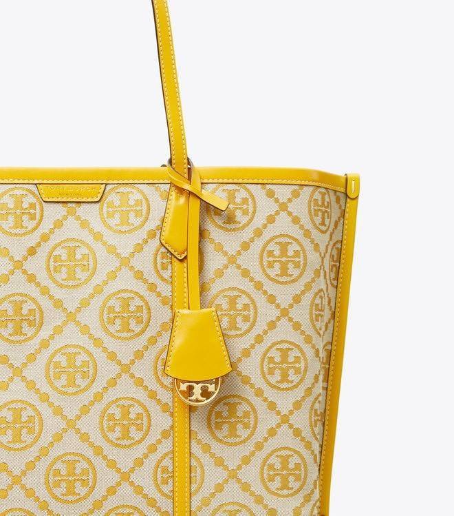 TORY BURCH T MONOGRAM TRIPLE - COMPARTMENT TOTE กระเป๋า/สะพายไหล่ทรง SHOPPING BAG วัสดุผ้าผ้าแคสวาสปักลายสัญลักษณ์แบรนด์ ตั้งอยู่ทรง สวยหรู ดูแพง จุของได้เยอะมาก ภายในแยกเป็น 2 ช่องหลัก 1 ช่องซิปตรงกลาง แบ่งเป็นสัดส่วนใช้งาน