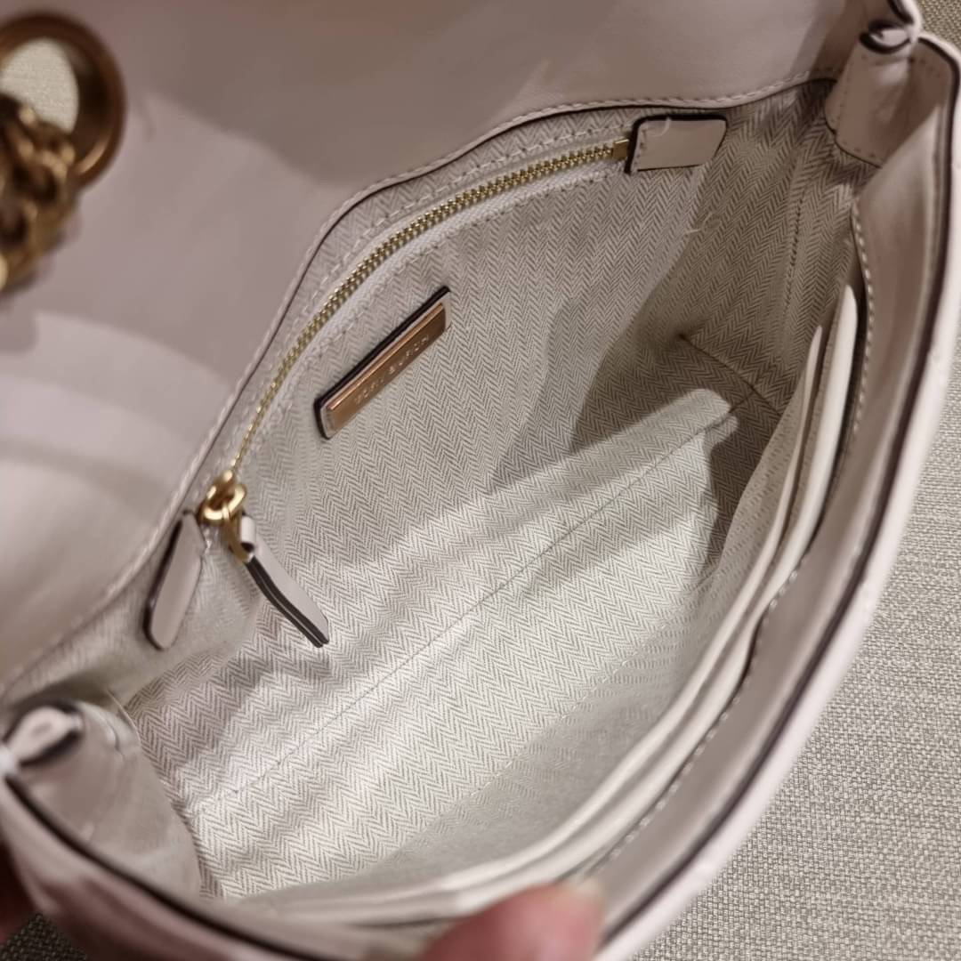 TORY BURCH KIRA CHEVRON CONVERTIBLE SHOULDER BAG (SMALL / MEDIUM) กระเป๋าสะพายรุ่นยอดฮิต ไซส์คลาสสิค ที่ใช้ยังไงก็ดูหรู ดีไซน์เฉพาะตัว วัสดุหนังแกะ สัมผัสนิ่ม เปิด-ปิดด้วยกระดุมแม่เหล็ก ภายในเป็นช่องโล่ง ใส่กระเป๋าสตางค์ มือถือ เครื่องสำอางค์ พาวเวอร์แบงค