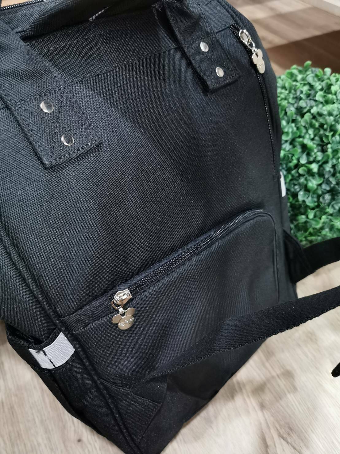 Disney Collection Rucksack (L) กระเป๋าสะพายเป้คอลเลคชั่นดิสนีย์ใบใหญ่กำลังดีน้ำหนักเบาวัสดุ Nylon & Polyester 100% ทำความสะอาดง่าย ด้านหน้ามีโลโก้และช่องซิป พิมพ์ลายมิกกี้/มินนี่โดดเด่น มี Pocket ใส่ขวดน้ำซ้ายขวา ด้านหลังมีช่องซิปสะดวกใช้หัวซิปแบรนด์ ภายใ