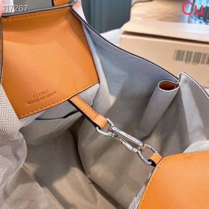Loewe Hammock Bag / Loewe Small Hammock Leather Bag กระเป๋าถือหรือสะพาย รุ่น Rare items สุดๆ หนังสวยดีไซน์มีเอกลักษณ์ ใบขนาดกำลังดี น้ำหนักเบา สามารถปรับได้หลายทรง ด้านข้างมีซิปปรับขยายได้ ภายในโล่งกว้าง ใส่กระเป๋าสตางค์ กล้อง มือถือ ของใช้ได้เยอะ