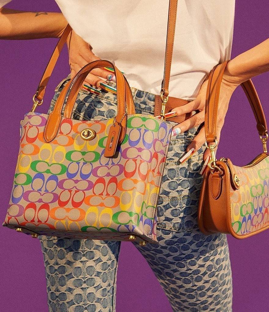 COACH CA102 WILLOW TOTE 24 IN RAINBOW SIGNATURE CANVAS ไปให้สุดกับความเลิศของลวดลายสายรุ้ง ที่แต่งแต้มลงบนกระเป๋าทรงโท้ท ไซส์กำลังสวย พกพาได้สะดวก มีตัวบิดล็อคที่ปากกระเป๋าด้านหนึ่ง และกระดุมแม่เหล็กอีกด้านหนึ่ง ภายในโล่งกว้าง เก็บของได้เป็นสัดส่วนไปเลย ม