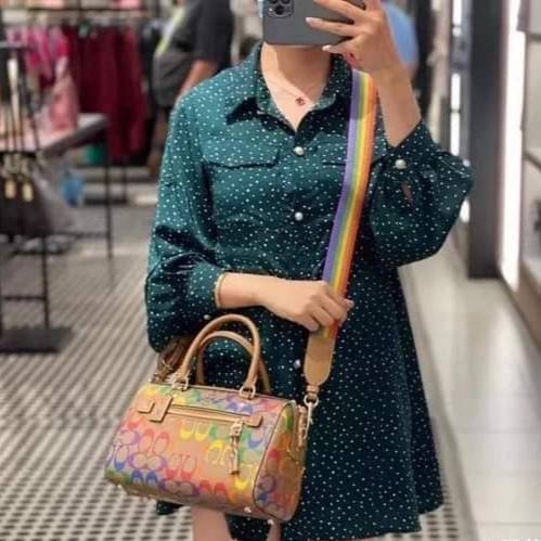 COACH ROWAN SATCHEL IN RAINBOW SIGNATURE CANVAS (COACH C4396)🌈 คอลเลคชั่นที่มาแรงที่สุด ร้อนแรงได้อย่างไม่มีแผ่วลงเลยสักนิด! โดดเด่น สดใส สะดุดตา🌈 ระดับตัวTOP ต้องยกให้เธอเลย กับ COACH ทรงหมอน 10" คอลเลคชั่นนี้// วัสดุหนังแคนว