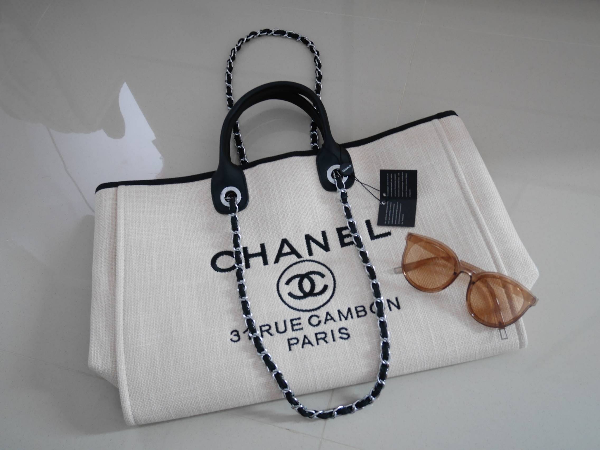 How Cute! 🎄🎄 รุ่นใหม่ล่าสุด!! ที่สาวๆรอคอย Chanel tote canvas bag จากงานพรีเมี่ยม VIP GIFT รุ่นดังเลยค้า Size ใหญ่อลัง บอกเลยว่า **งานดีที่สุด ตัวกระเป๋า กระเป๋าผ้าเป็นผ้า canvas เนื้อดีสมราคา สัมผัส นุ่มลื่นมือมากกกก อะไหล่เงินปั้มแบรนด์แ