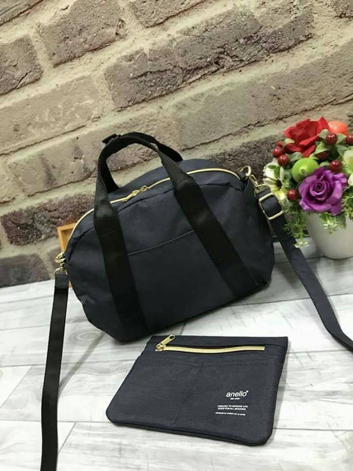 Anello Mini Boston shoulder Bag New arrival คอลเลคชั่นใหม่ล่าสุด ชน shop ค่ะ กระเป๋าถือ หรือสะพายข้าง ขนาดกำลังน่ารัก เปิดปิดด้วยซิปคู่ ภายในมี ใบลูกให้อีก 1 ใบ แยกใช้ได้ค่ะ ด้านหน้าสกรีนโลโก้แบรนด์ มีช่องทั้ง 4 ด้าน หน้าหลัง และด้านข้างใช้งานได้จริง มา พ