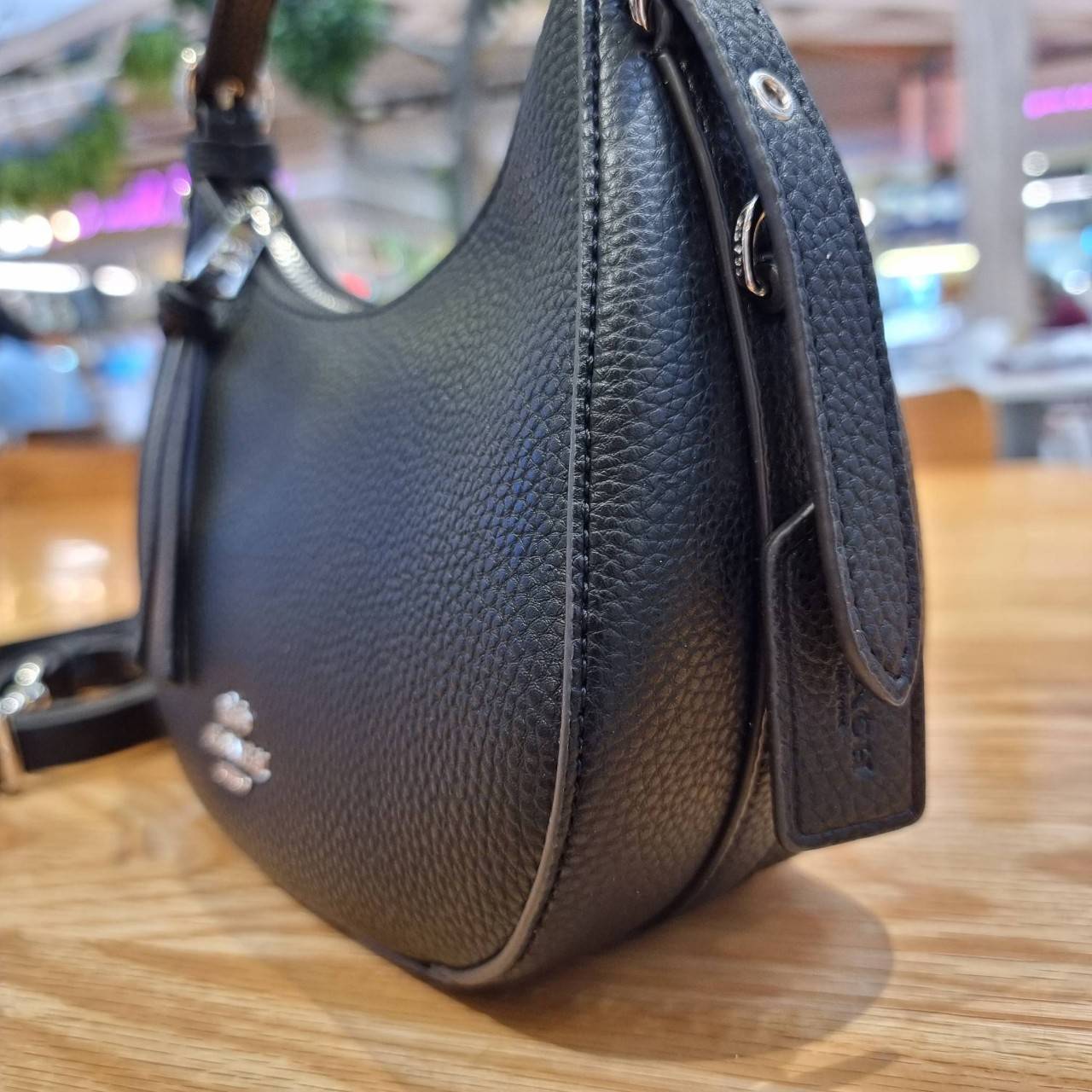 COACH C6807 KLEO HOBO IN SIGNATURE CHAMBRAY ใหม่ล่าสุด คอลเลคชั่นสุดคิ้วท์ ที่สาวๆต้องหลงรัก กระเป๋าสะพายทรงโฮโบ ที่ดีไซน์มาให้ปรับใช้งานได้หลากหลาย วัสดุหนัง pepble สวยหรู รูดเปิด-ปิดด้วยซิป ภายในเป็นช่องโล่ง สายคล้องสามารถถอดออกใส่สายยาวสะพายข้างได้ หรื