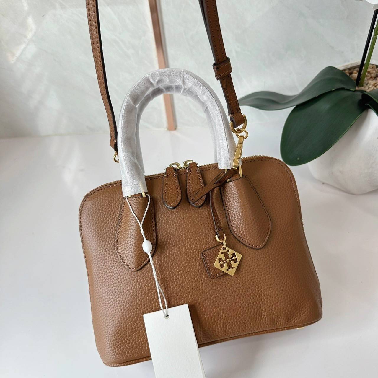 TORY BURCH MINI PEBBLED SWING BAG / Tory Mini Swing Bag in Pebbled Leather / T Monogram Jacquard Swing Bag กระเป๋าสะพาย คอลเลคชั่นใหม่ล่าสุดดีไซน์สุดคลาสสิก รูปทรงโดม