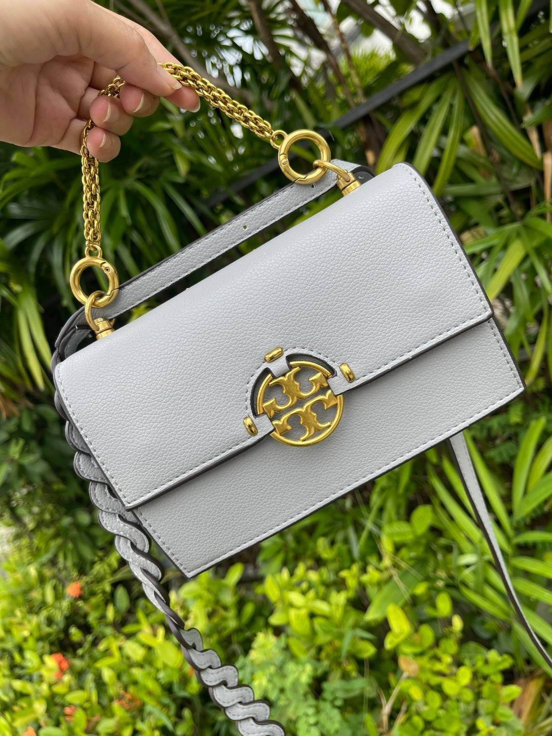Tory burch miller mini bag หนึ่งในแบรนด์เนมยอดฮิตระดับโลกที่สายแฟชั่นตัวจริงต้องมีสักใบในตู้ เพราะเป็นแบรนด์ที่เหล่าบรรดาเซเลปและดาราใช้กันเยอะมาก รุ่นก็เป็นอีกหนึ่งใบที่คุ้มค่าคุ้มราคามากค่ะ ด้วยดีไซน์กึ่งทางการ กึ่งลำลอง จึงใช้งานได้หลายโอกาส แม้จะมีขนา