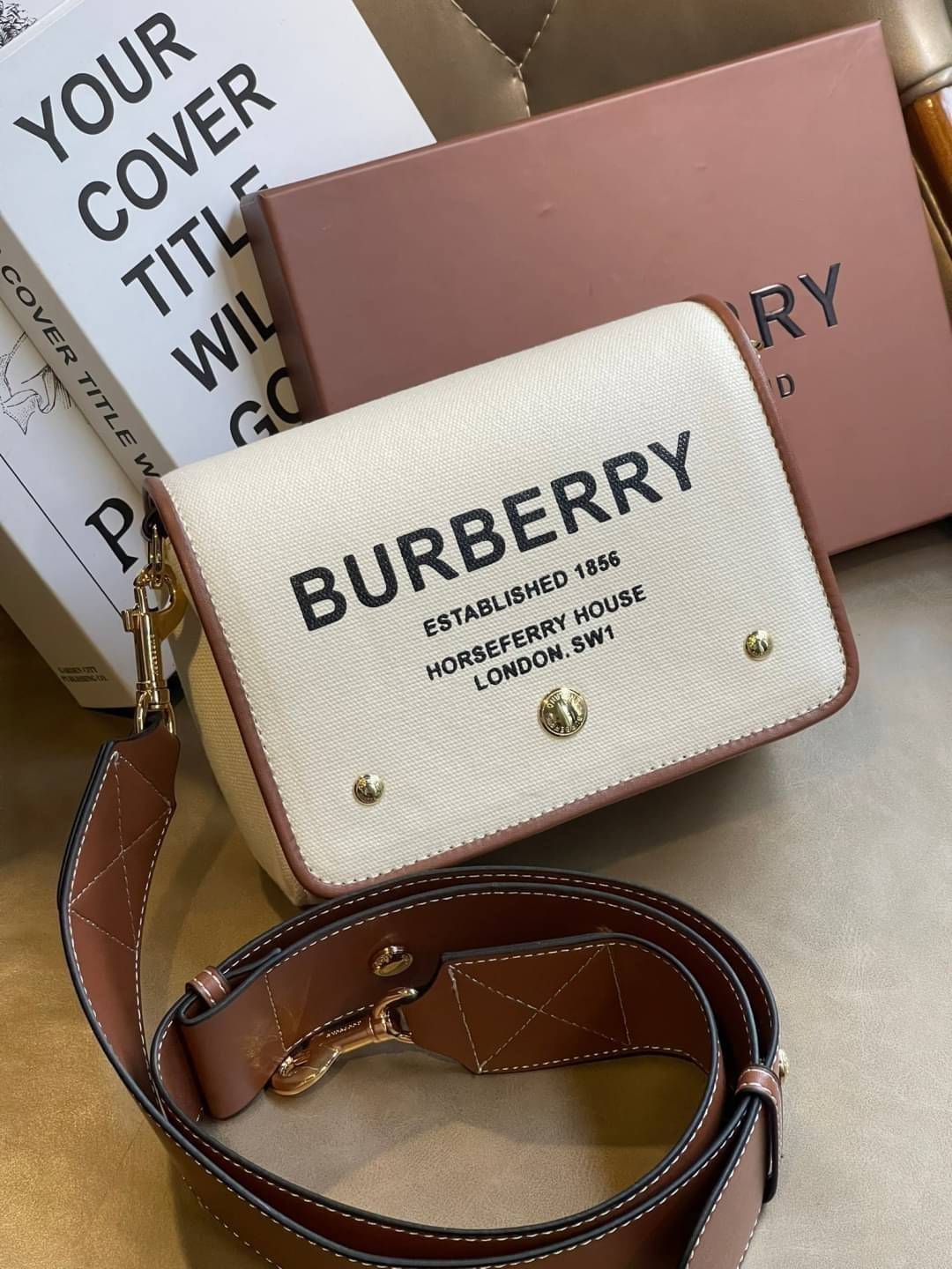 Burberry Small Horseferry Print Cotton Canvas Crossbody Bag เป็นกระเป๋าสะพายที่ดูทันสมัย สายหนังสปอร์ต ในส่วนของโลโก้มาในรูปแบบของการพิมพ์ลายไปบนกระเป๋า ทำให้ดูโมเดิร์นยิ่งขึ้น วัสดุหลักที่ใช้ในการผลิตกระเป๋ารุ่นนี้คือ ผ้าแคนวาสและหนัง โดยผ้าแคนวาสดูเหมือ
