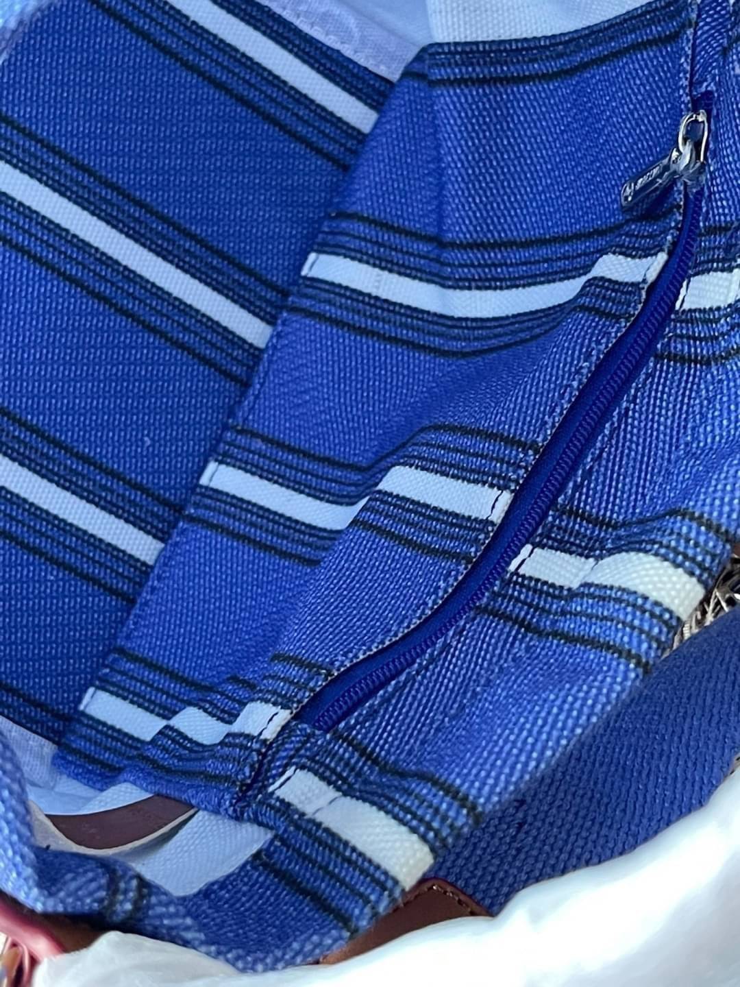 LONGCHAMP ROSEAU ESSENTIAL RAYÉ Bucket bag S - Blue สำหรับใครที่ต้องการกระเป๋าแบบใช้งานได้ในหลาย ๆ โอกาส สีสันกระเป๋าสามารถแมทช์ได้ง่ายกับเสื้อผ้า Longchamp รุ่นนี้สามารถตอบโจทย์ เป็นกระเป๋าที่ขนาดกำลังพอดี