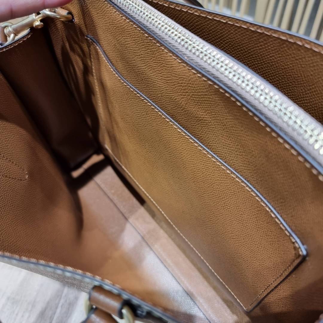 COACH C4075 TATUM CARRYALL IN SIGNATURE CANVAS คอลเลคชั่นใหม่ล่าสุด จัดมาให้ได้สวยก่อนใคร สวยหรูทุกสี!! ลุคผู้ดีต้องมาอีกหนึ่ง กระเป๋าสะพายทรงสวย ที่มาพร้อมสายสะพายไหล่ในตัว และสายครอสบอดี้สำหรับสะพายข้าง วัสดุหนัง crossgrain สวยคมมากๆ ตัวกระเป๋าถูกแบ่งเป