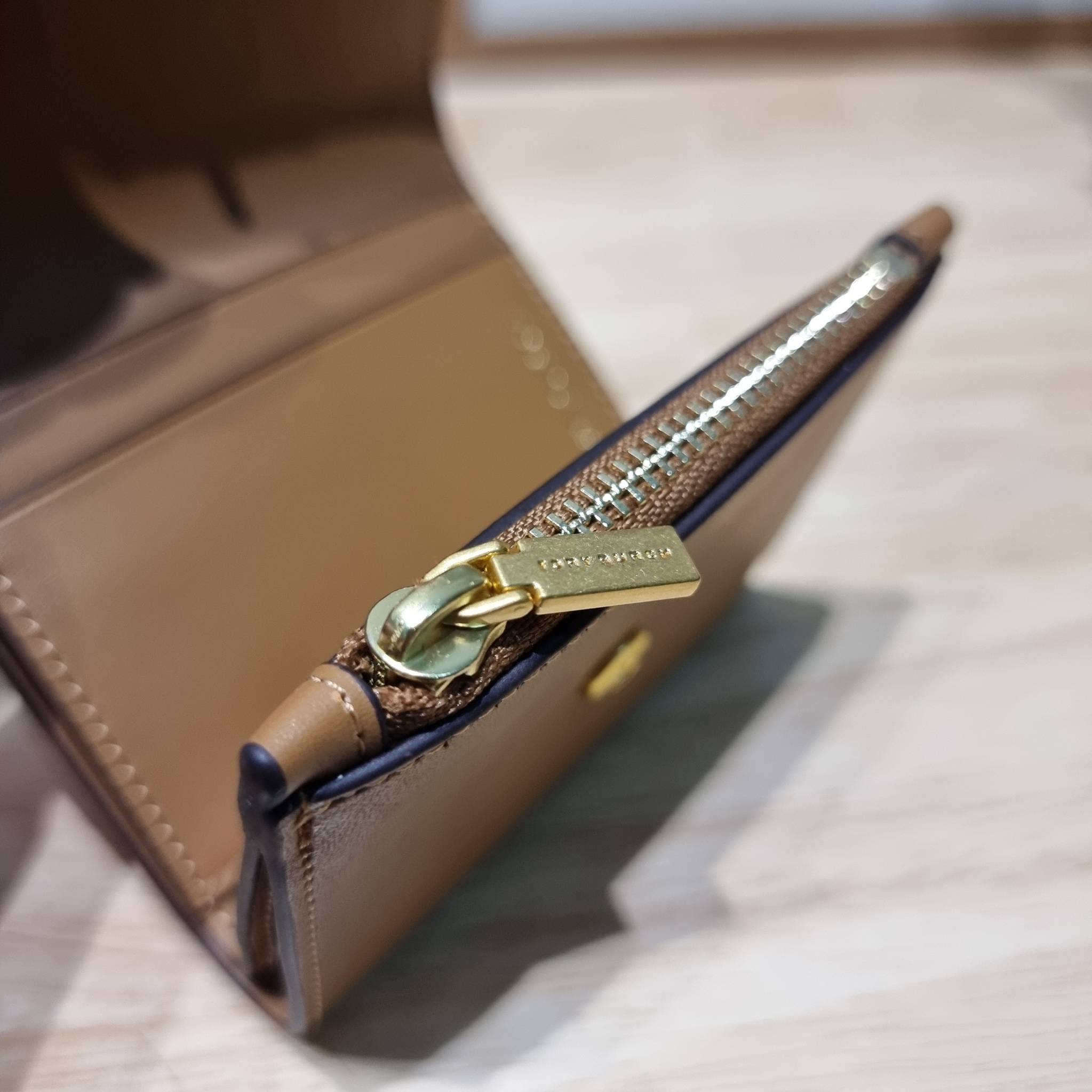 Tory wallet bag / TORY BURCH ELEANOR COMPACT WALLET กระเป๋าสตางค์ใบสั้นรุ่นขายดี แบบพับ ตัวมัมตัวแม่มากๆ ดูหรูหราทุกสี ดีไซน์คลาสสิค ขนาดกำลังพอเหมาะ โดดเด่นด้วยโลโก้สีทองดูแพง