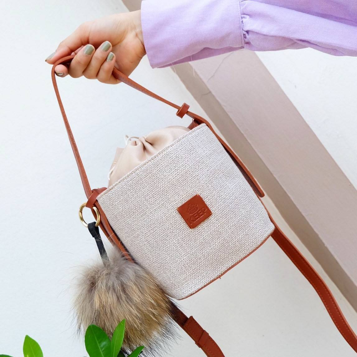 สวยมาก KEEP ‘ Vitamin Sea ‘ Col.3 ทรงถังน่ารักมาก สไตล์ Casual ดูดี สุดๆ ตัดขอบหนังสีน้ำตาล ทรงน่ารัก ด้านในมีถุงผ้าใบเล็กใส่ของได้อีกชั้น ดีไซน์รูปแบบสวย *ดีต่อใจ ใครชอบทรงนี้ห้ามพลาดเลยน๊า 😁❤️ ถือเที่ยว ไปทะเลก้อสวยสุดๆ