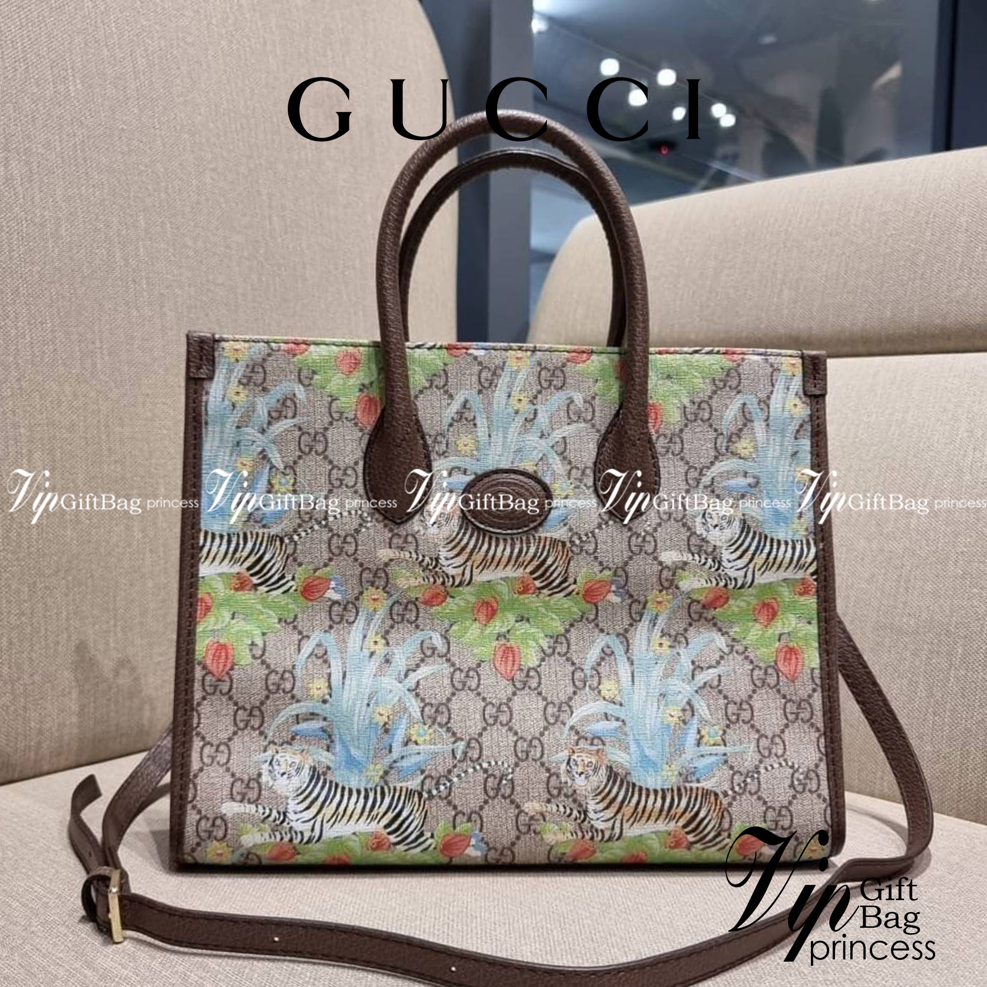 GUCCI Tiger GG small tote bag ใบใหญ่ อีกไอเท็มใหม่ ร้อนแรงไฟลุก!! ต้อนรับปีเสืออย่างเป็นทางการ จัดให้แบบเลิศๆ กับกระเป๋าทรงโท้ท วีไอพีพรีเมี่ยมกิ๊ฟ ไซส์ใหญ่ โดดเด่นด้วยลวดลายไม่ซ้ำใคร สวยเอกลักษณ์ วัสดุหนังแคนวาส ภายในโล่งกว้างมาก ใส่ของแบบแน่นๆ จุๆไปได้เ