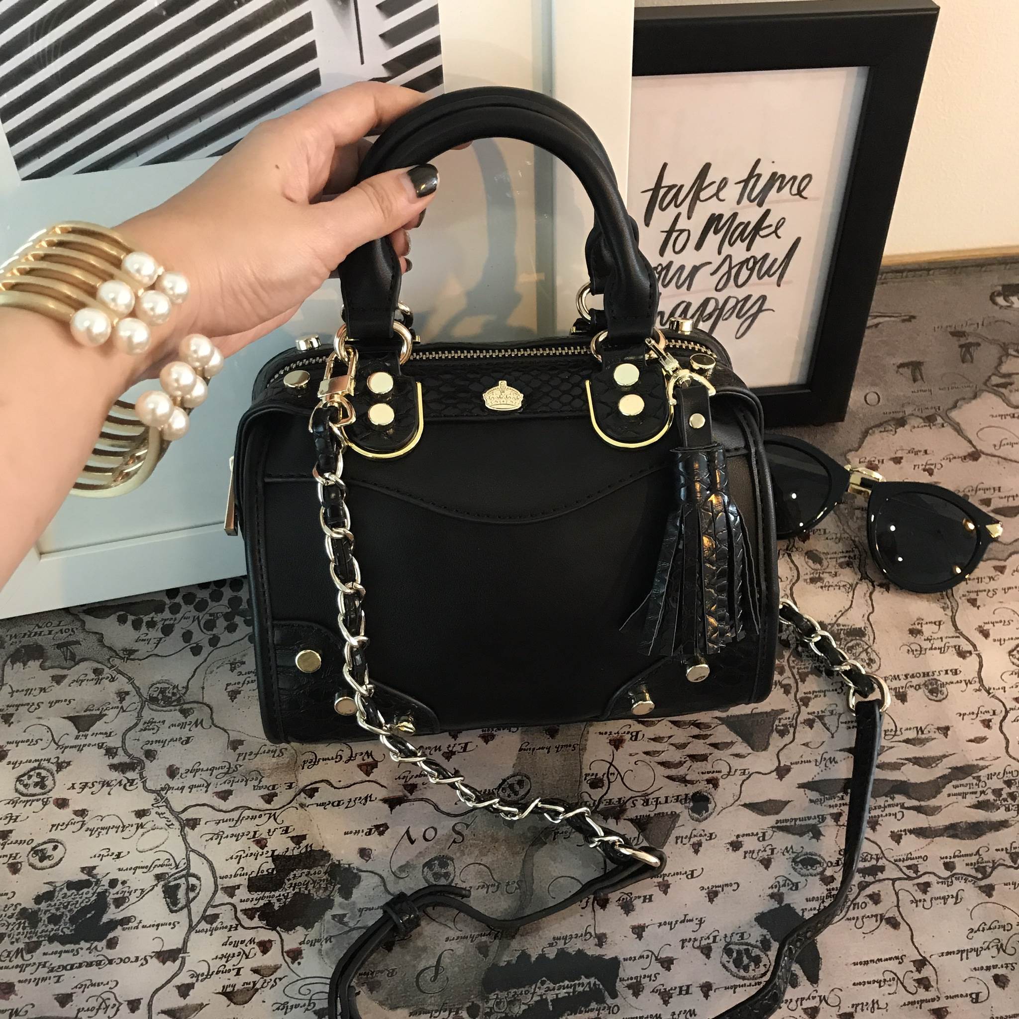 รุ่นใหม่ล่าสุด จากแบรนด์ KEEP ขนาด มินิ หนังสีดำ ตัดขอบลายงูสวยเกร๋ มากคะ ขนาดตอบทุกโจทย์การใช้งาน อะไหล่ทองตัดสีกระเป๋าทำให้ดูหรูขึ้น ตัวกระเป๋าขนาดกำลังดี จุของคุ้ม น้ำหนักเบา ดูแลรักษา มัน พร้อมสายสะพายยาว ภายในมีช่องซิป และช่องใส่ของจุกจิก 2 ด้าน เลยค