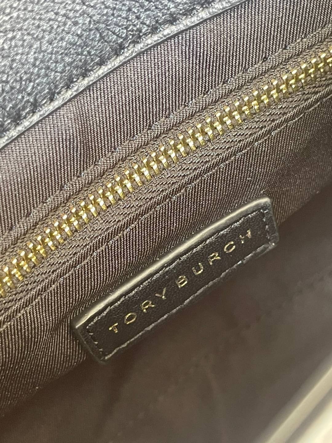 Tory Burch Savannah Convertible Shoulder Bag สาว ๆ ลุคสาวๆไม่ควรพลาด Collection นี้เลยนะคะ เป็นรุ่นที่ตอบโจทย์และครองใจสาว ๆ ได้อย่างแท้จริง เนื่องจากมีดีไซน์เรียบหรู โดยทางแบรนด์ได้ใช้เทคนิคการเย็บบนหนังเป็นลายเส้น (Chevron) ทำให้กระเป๋าดูมีราคามากยิ่งขึ