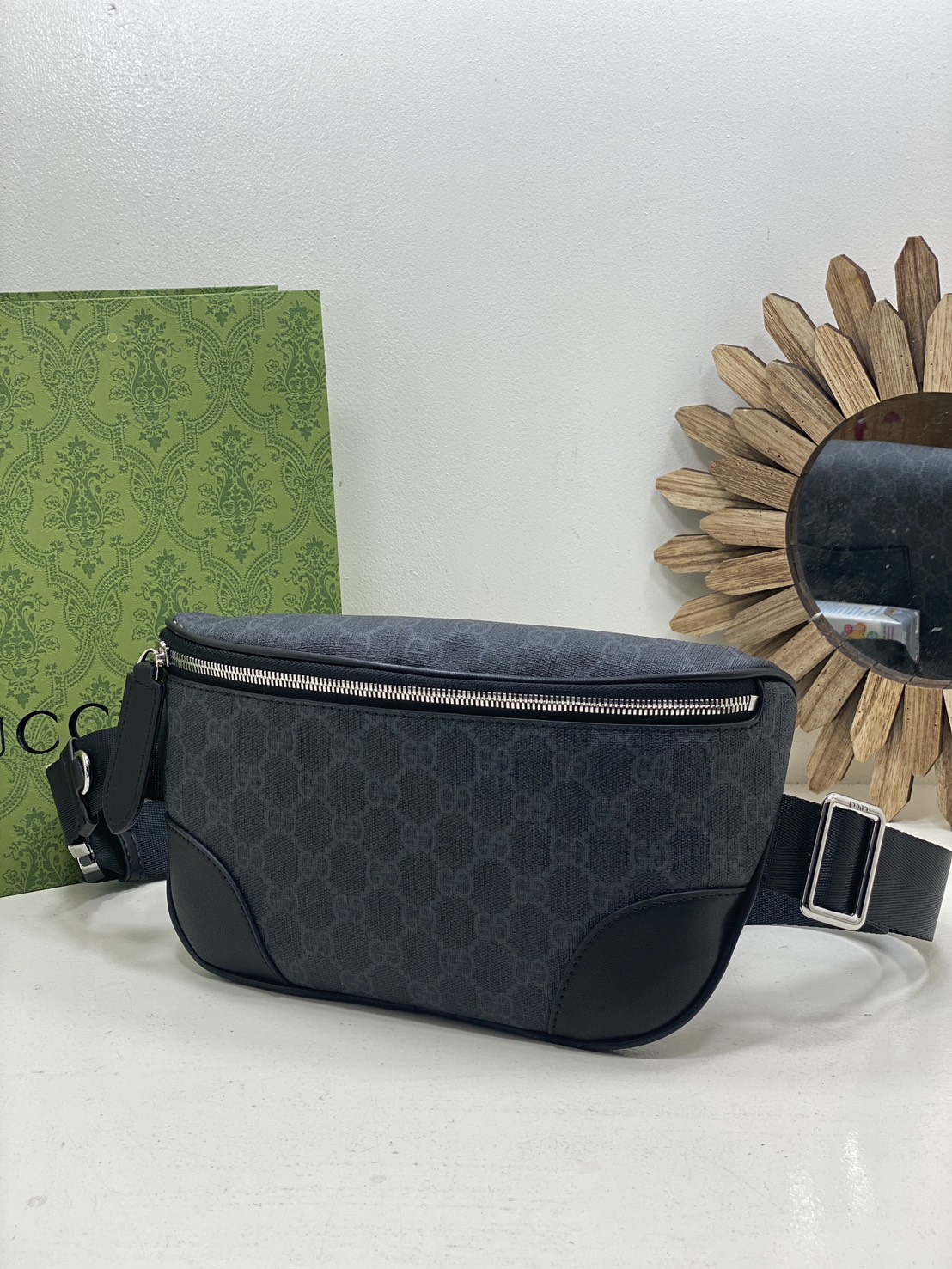 ORI หนังแท้ | GUCCI GG Emblem small belt bag กระเป๋าคาดอก/คาดเอวปรับโฉมใหม่ สวยสง่างาม สปอร์ตและเท่กว่าเดิม แต่ยังคงความคลาสสิค